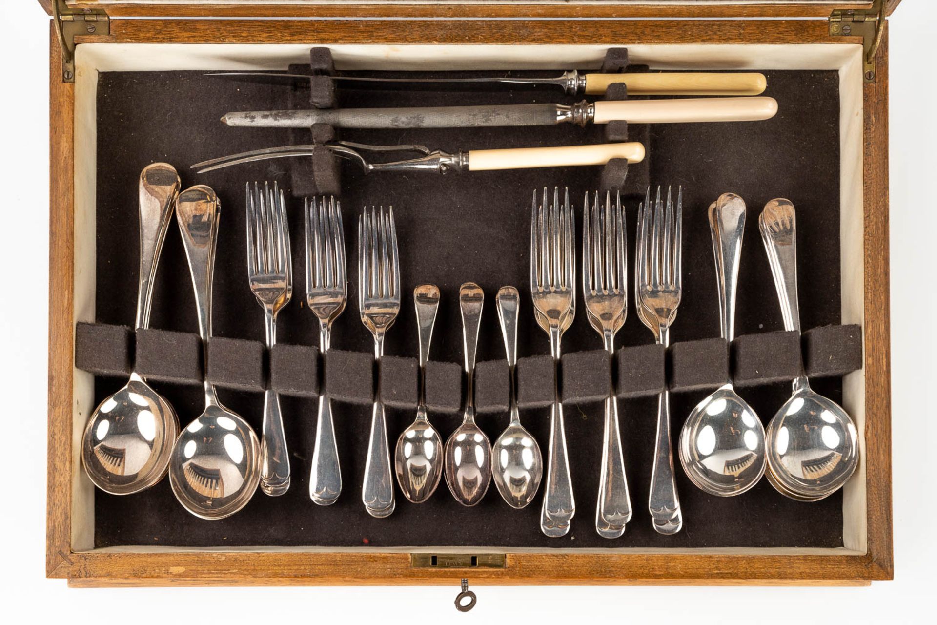 A vintage silver-plated cutlery in a wood chest. Made in the UK. (L:32 x W:47 x H:9 cm) - Image 4 of 17