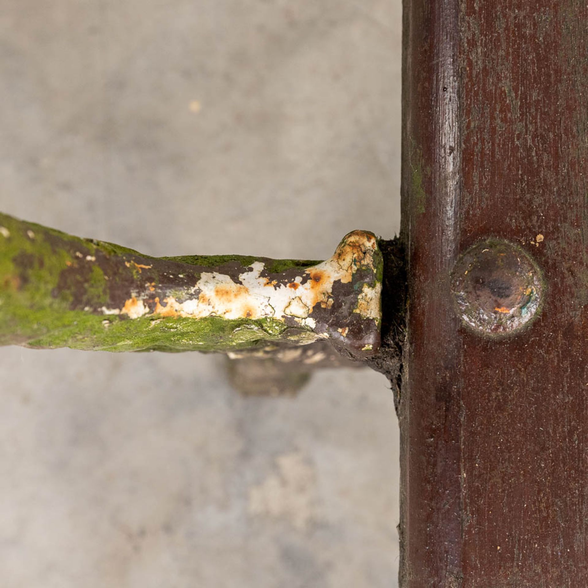 An antique garden bench, made of metal and wood. (L:46 x W:120 x H:82 cm) - Image 8 of 11