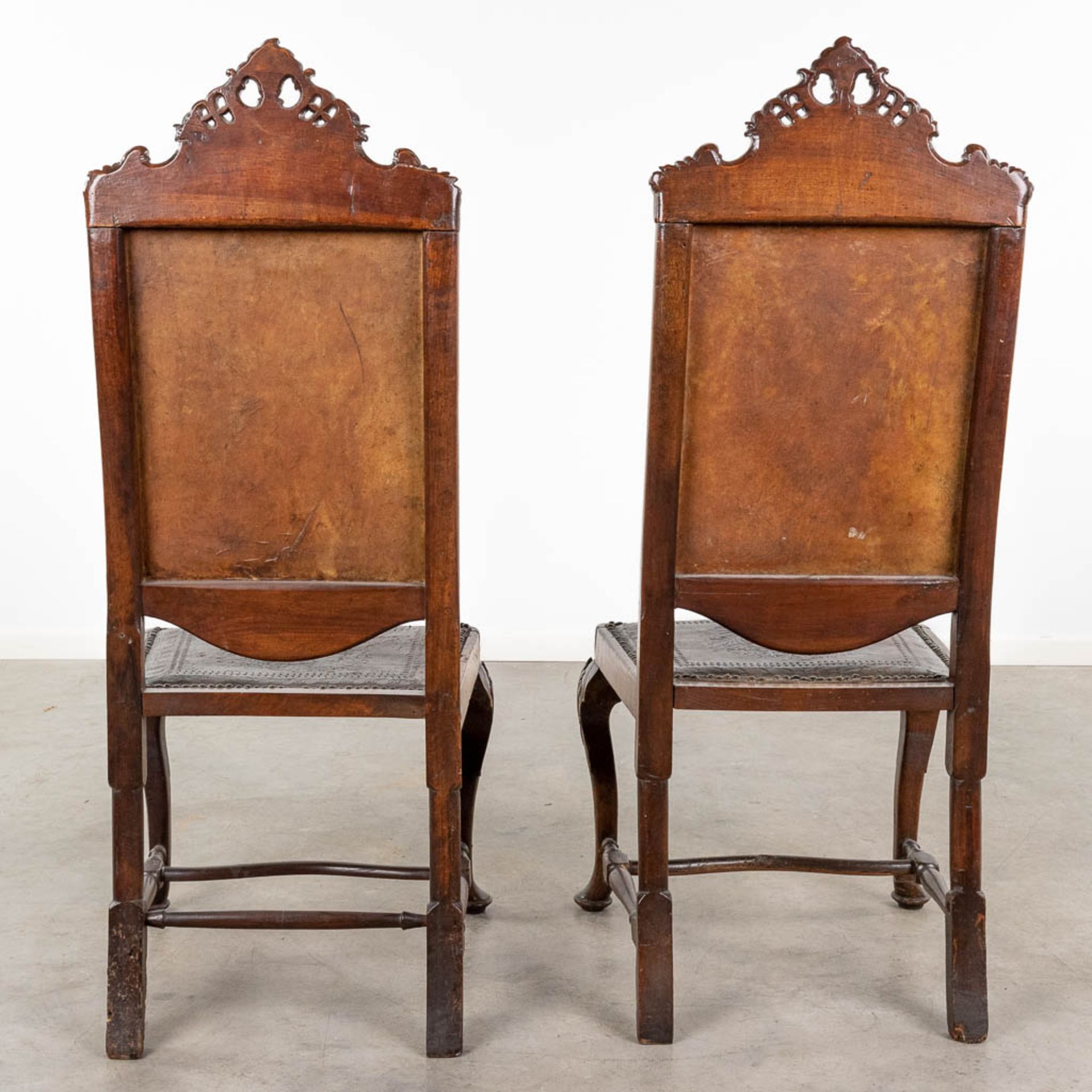 A pair of chairs with high back finished with Cordoba leather. (L:50 x W:56 x H:126 cm) - Bild 3 aus 11