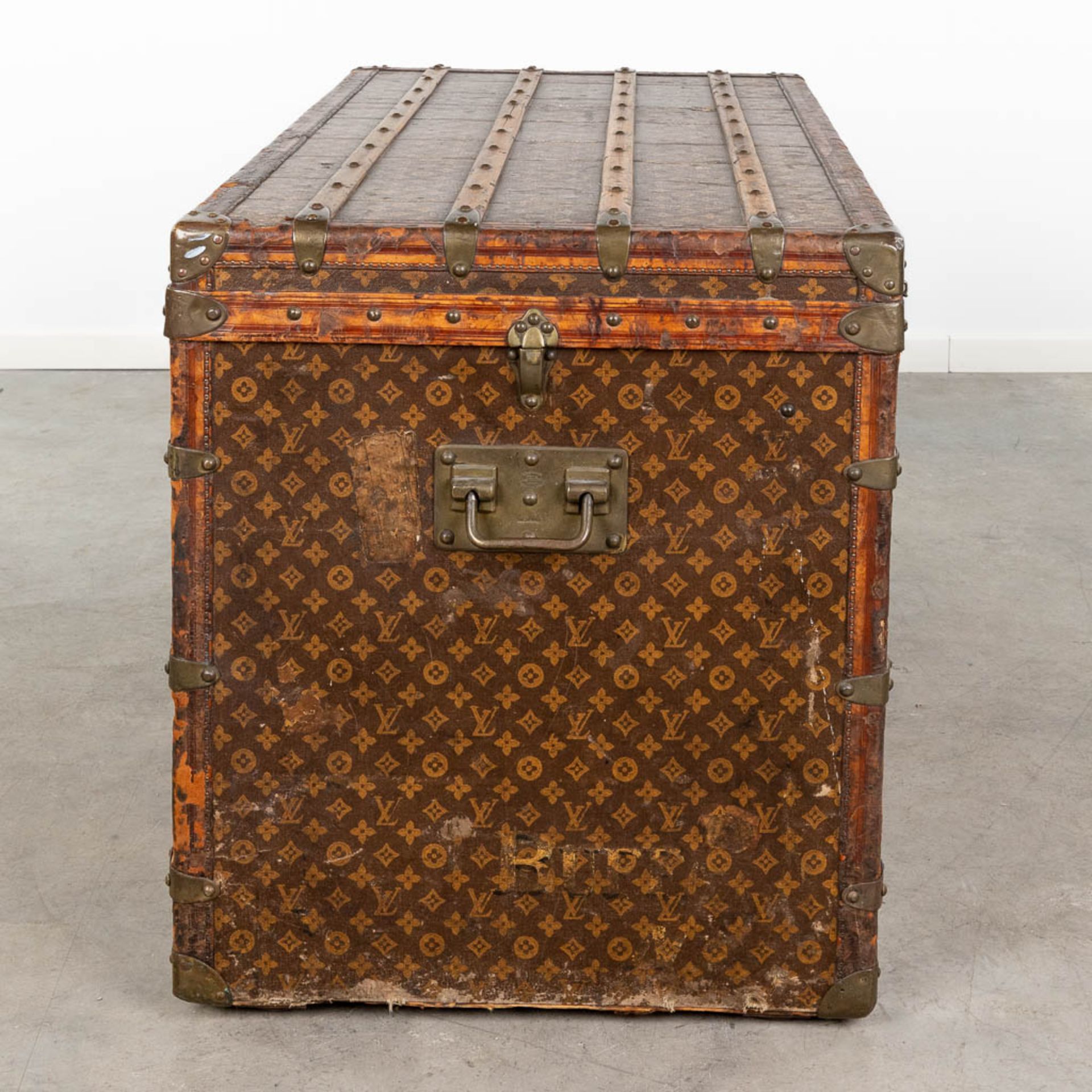 Louis Vuitton, a large and antique suitcase. (L:63 x W:113 x H:72 cm) - Bild 7 aus 25
