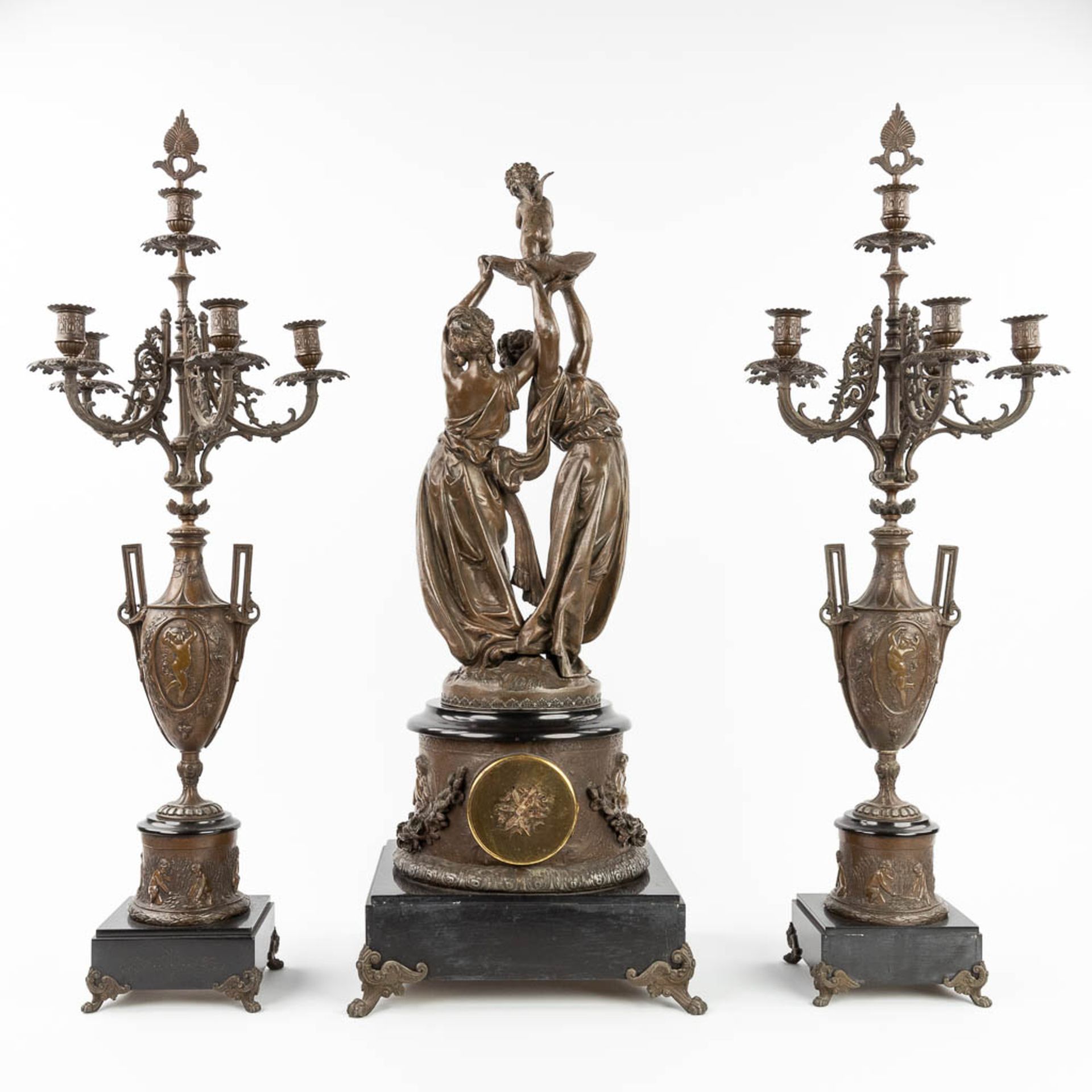 A three-piece garniture clock and candelabra, made of spelter and decorated with female figurines. ( - Bild 5 aus 16