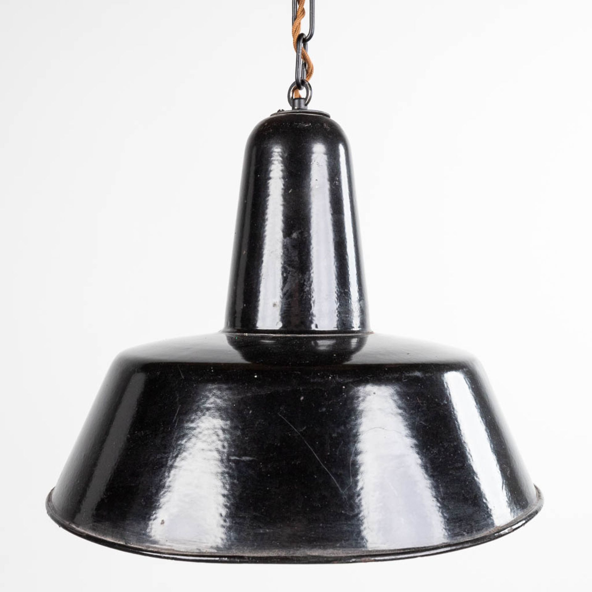 An industrial hanging lamp, with a black and white enamelled lampshade. (W:36 x H:32 cm) - Image 3 of 6
