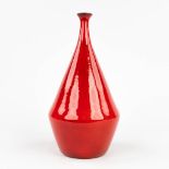 LŽon GOOSSENS (XX) 'Red vase made of glazed ceramics. Not marked. (H:37 cm)