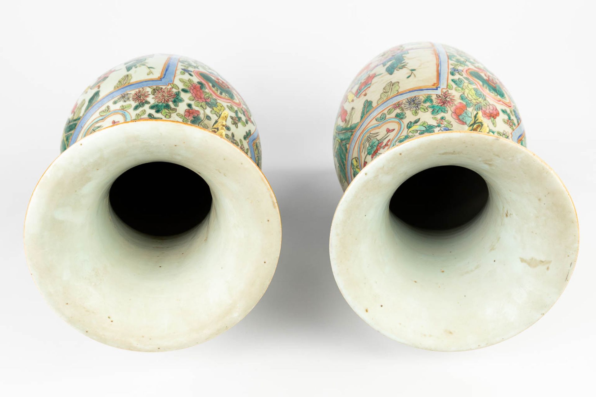 A pair of Chinese vases decorated with warriors. 20th C. (H:56,5 x D:22 cm) - Image 9 of 15