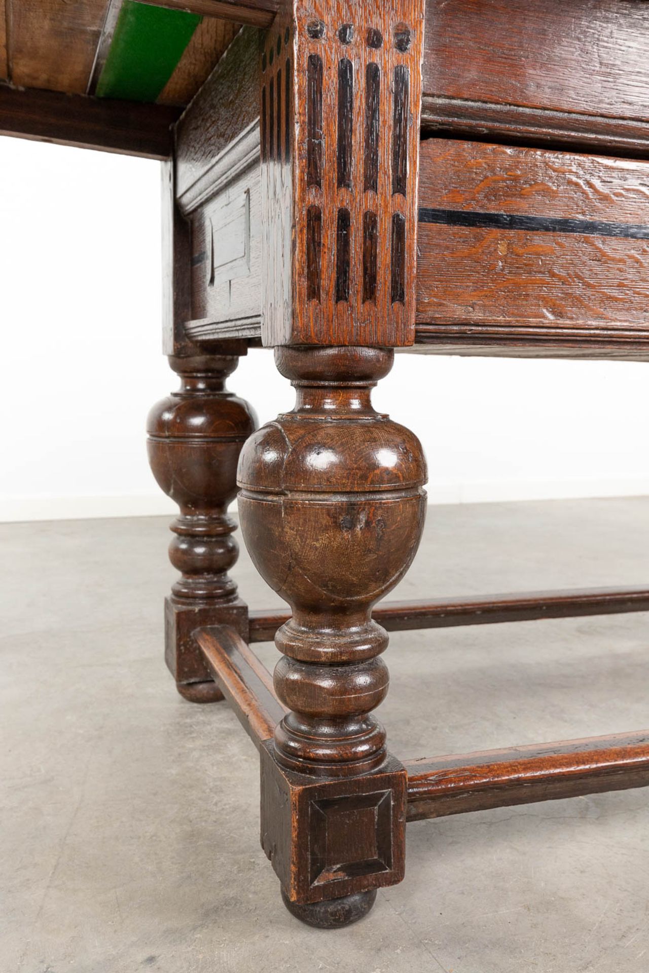 An antique 'Payment Table', made of oak and inlaid with ebony. 17th century. (L:76 x W:113 x H:76 c - Bild 10 aus 19