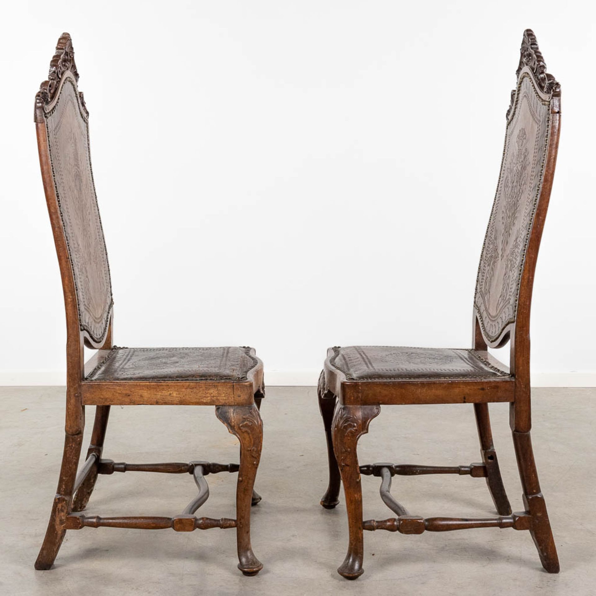 A pair of chairs with high back finished with Cordoba leather. (L:50 x W:56 x H:126 cm) - Bild 4 aus 11