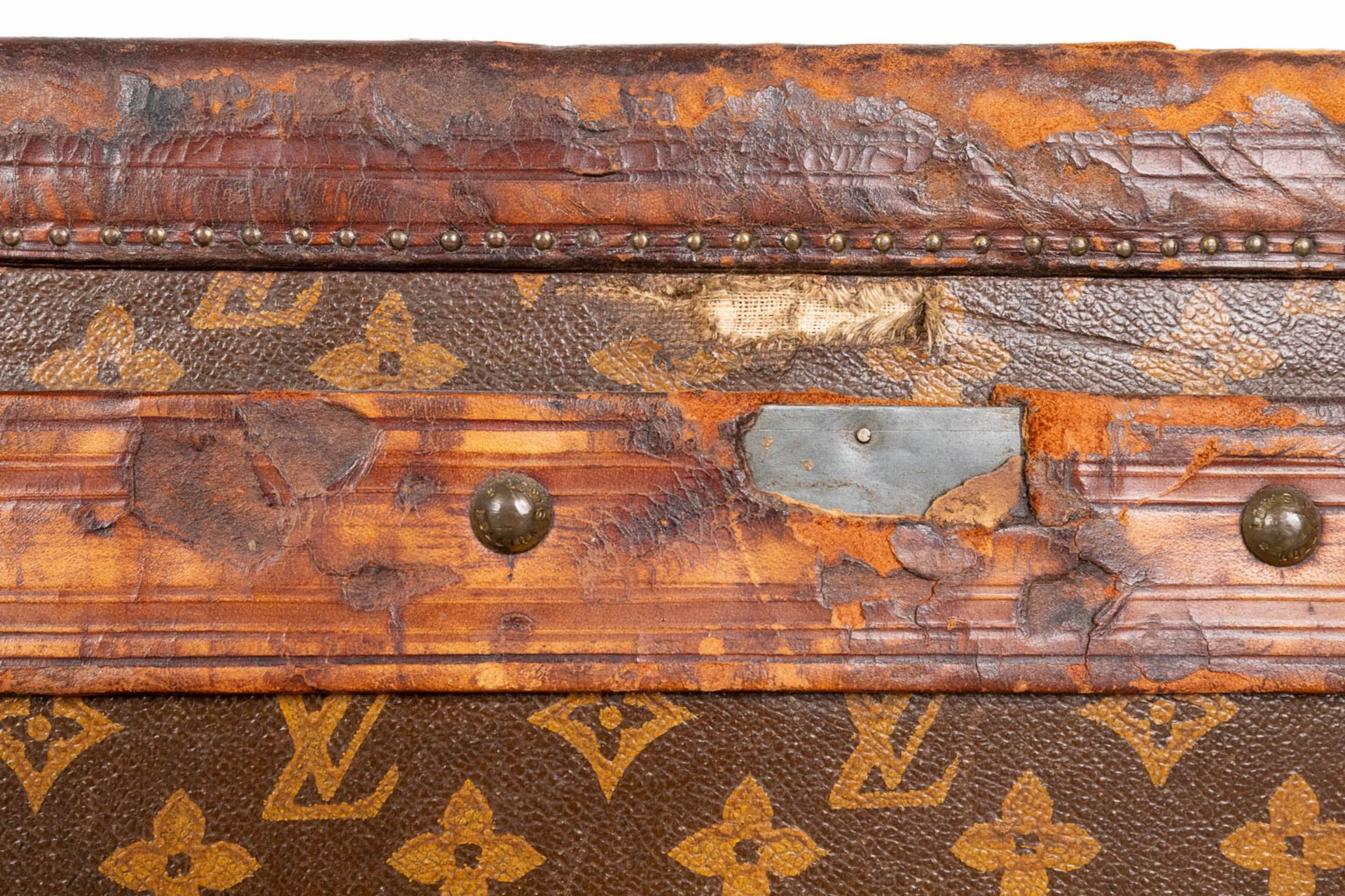 Louis Vuitton, a large and antique suitcase. (L:63 x W:113 x H:72 cm) - Bild 10 aus 25