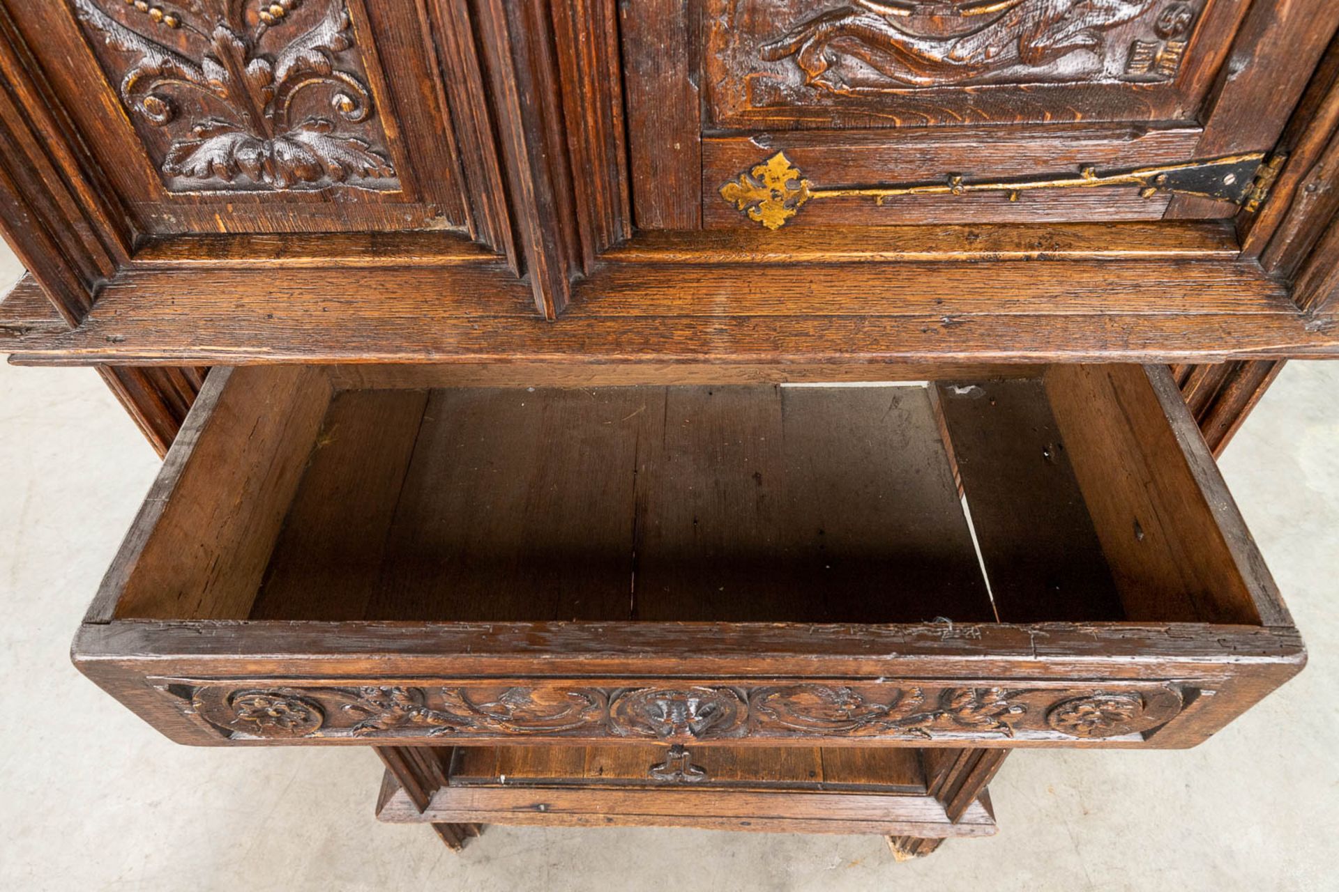 An antique cabinet 'Flemish Renaissance' mounted with bronze and decorated with figurines and floral - Bild 16 aus 26