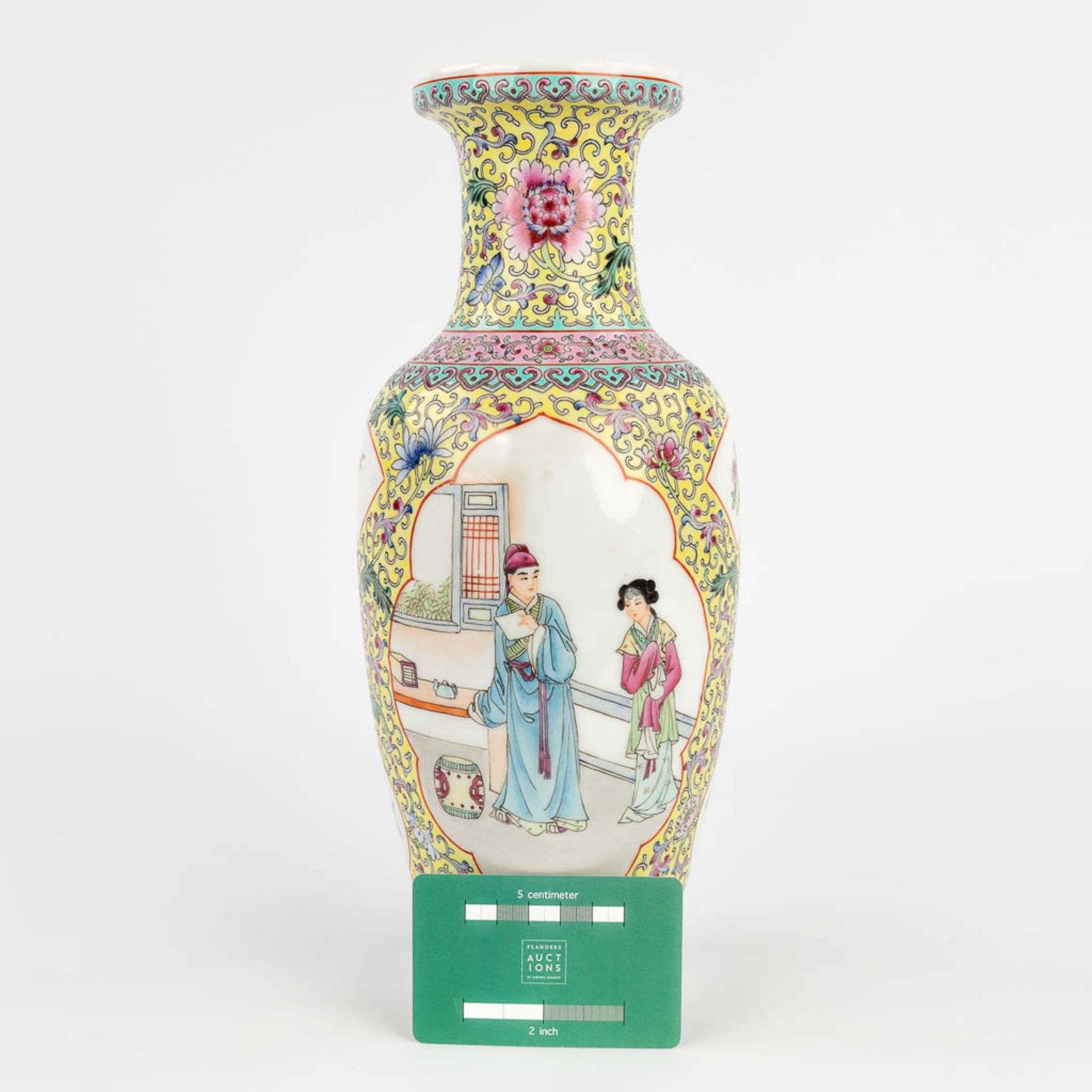 A Chinese vase with Famille rose decor. 20th C. (H:30,5 cm) - Bild 2 aus 15