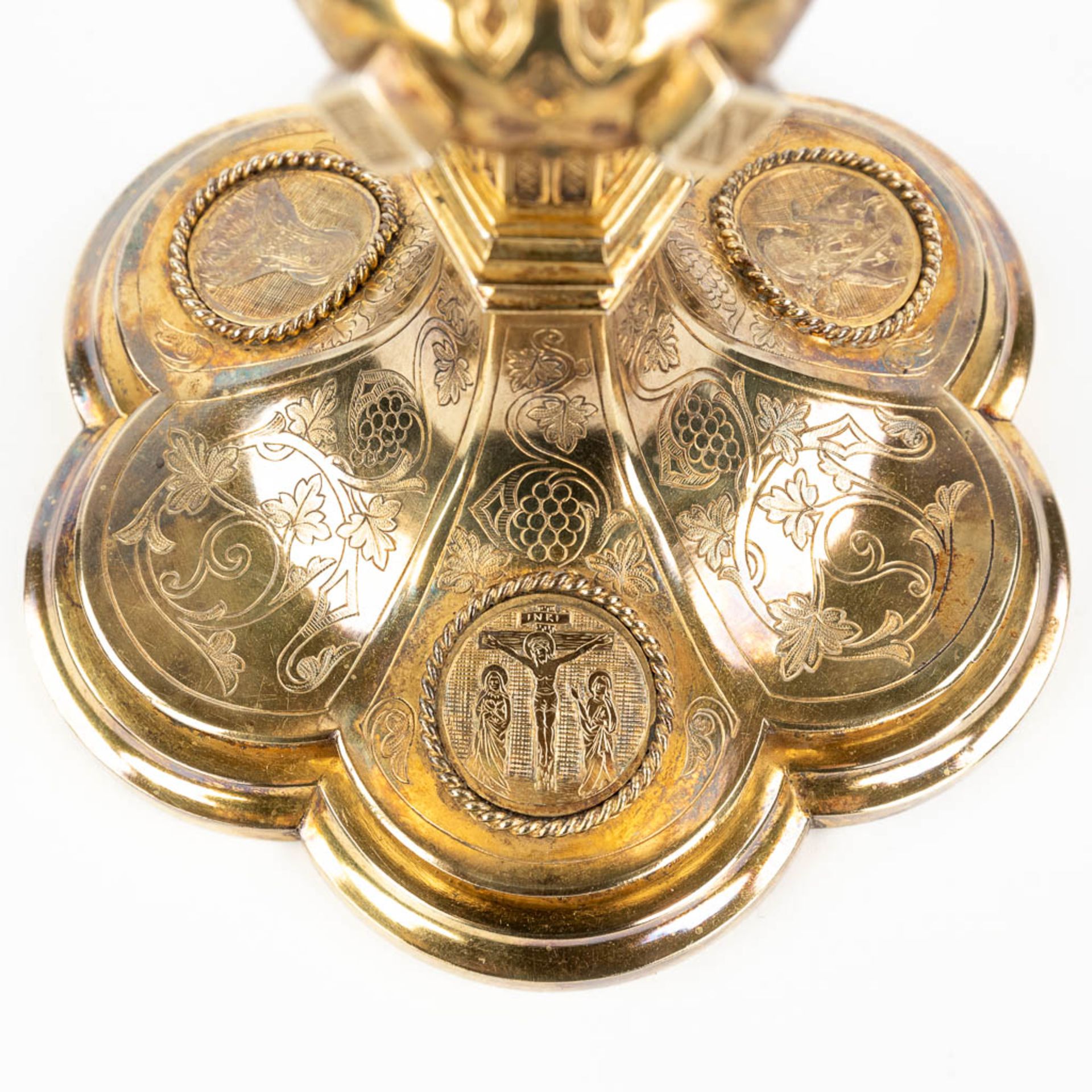 A gothic revival chalice with paten, spoon and sacramental bread box in the original box. (H:22,5 x - Image 23 of 25