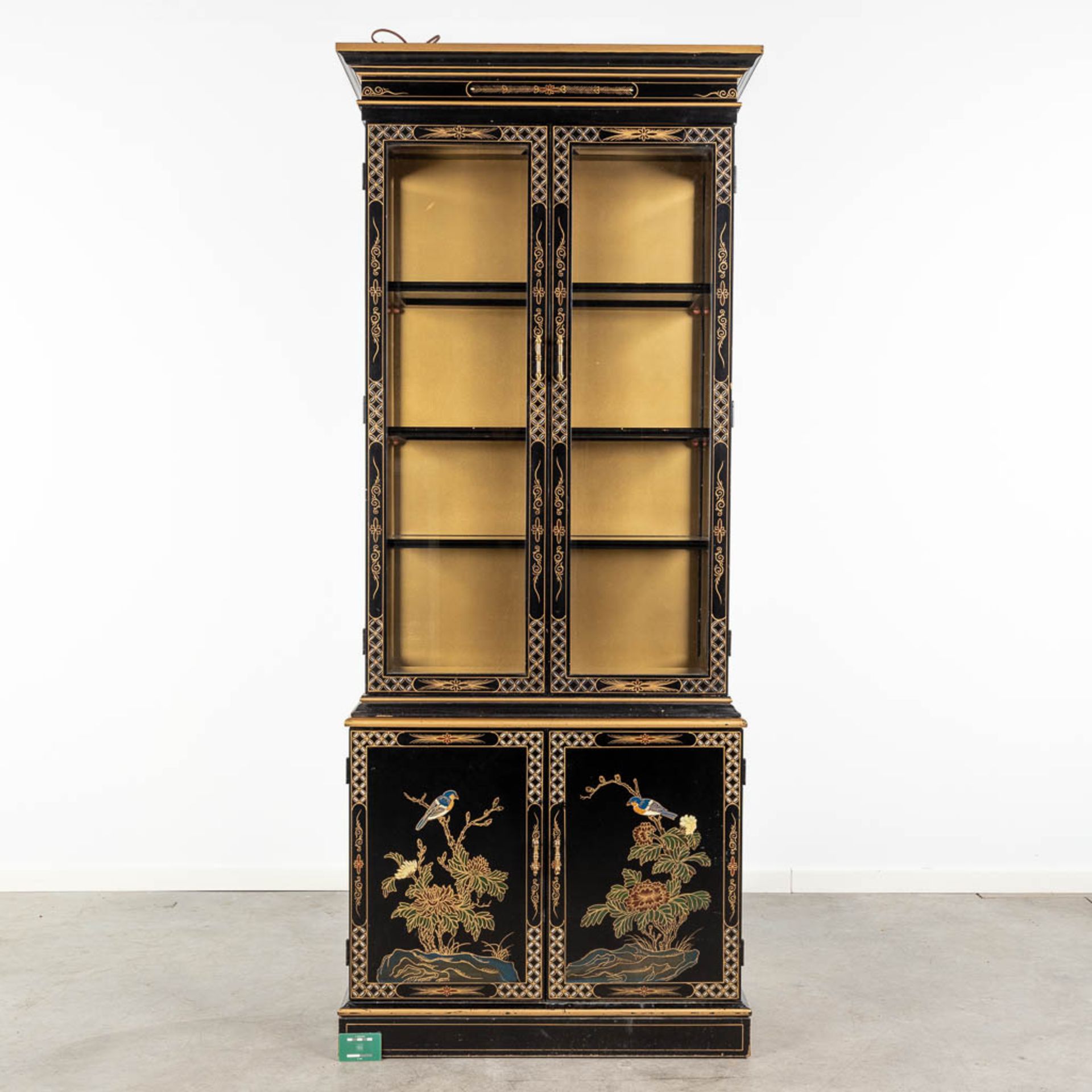 A display cabinet decorated with Oriental decors and birds. 20th C. (L:44 x W:84 x H:203 cm) - Image 2 of 10