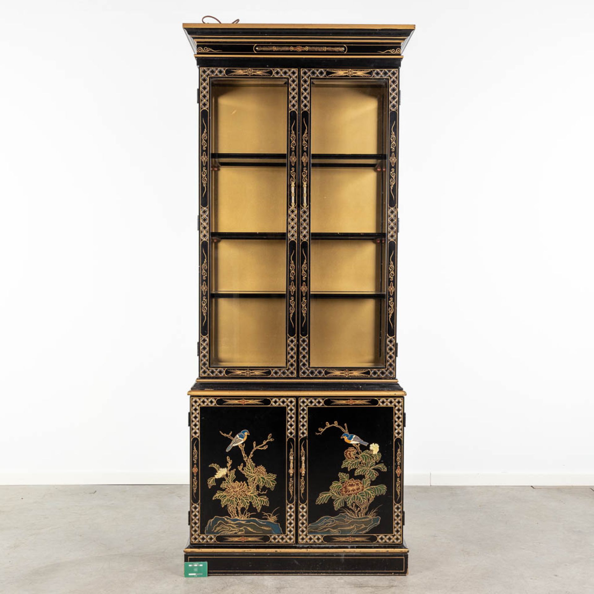 A display cabinet decorated with Oriental decors and birds. 20th C. (L:44 x W:84 x H:203 cm) - Bild 2 aus 10