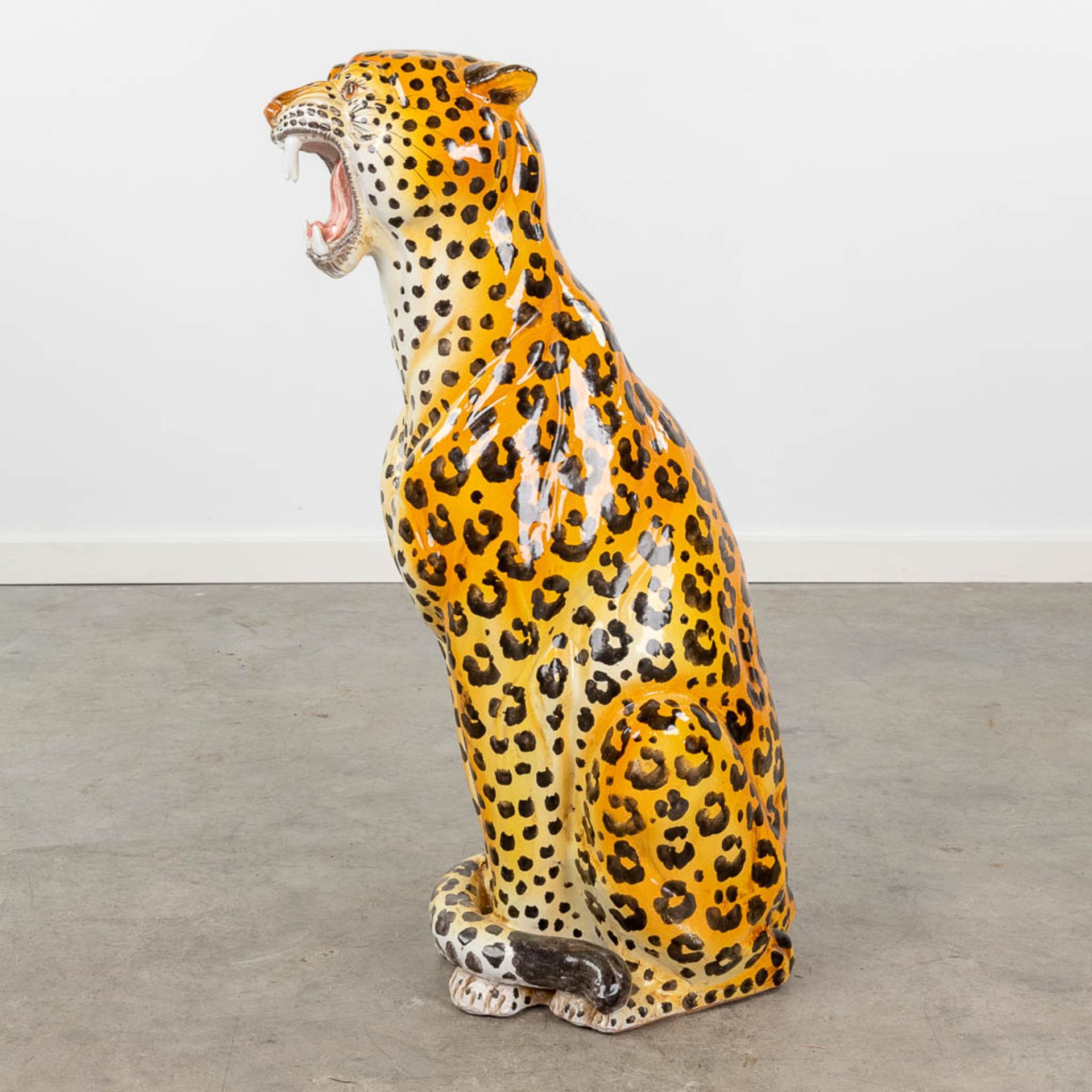 A mid-century leopard, terracotta. Italy, 20th C. (L:40 x W:32 x H:85 cm) - Image 4 of 12