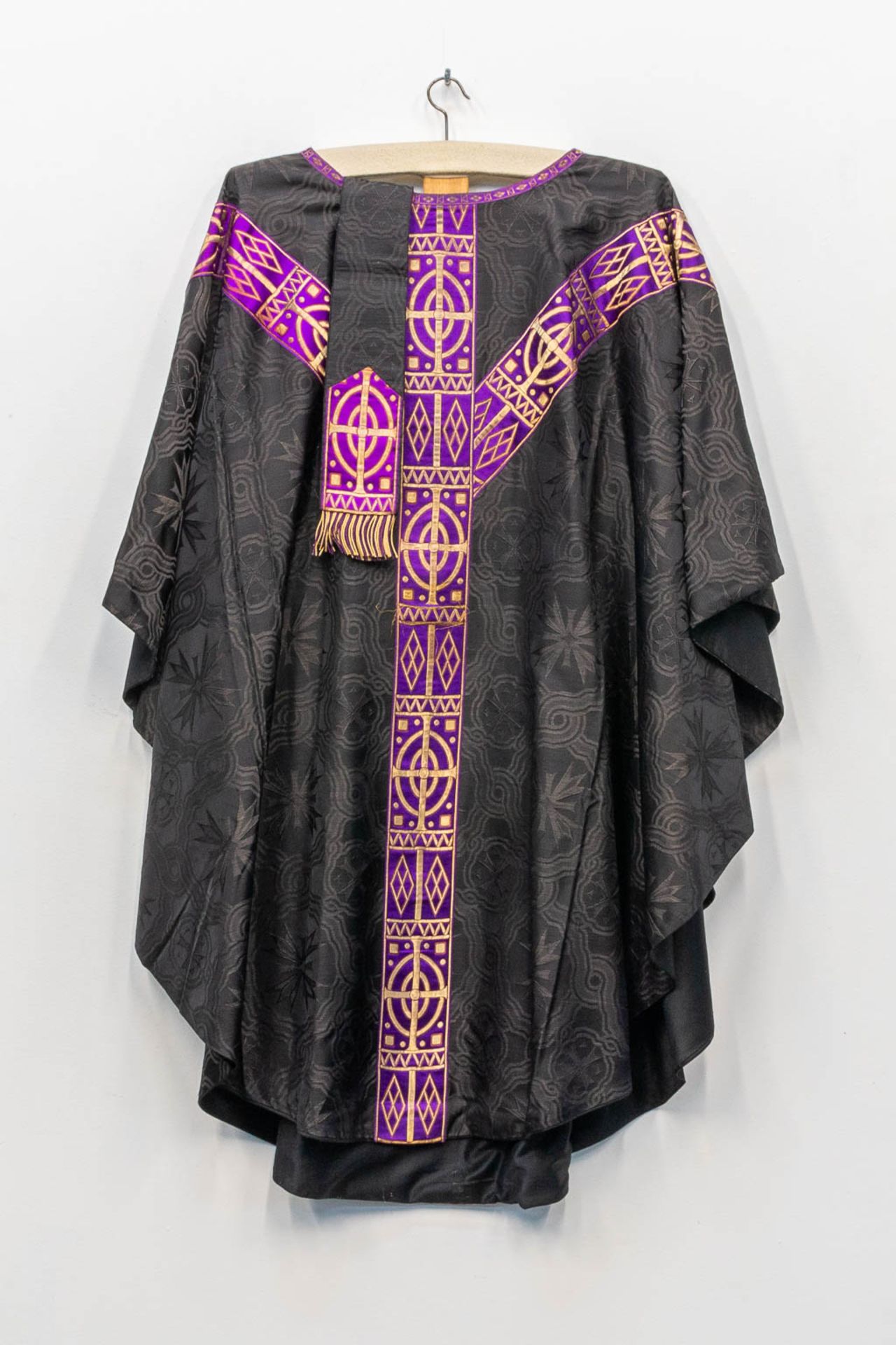 A collection of 4 vintage chasubles. 20th C. - Bild 7 aus 12