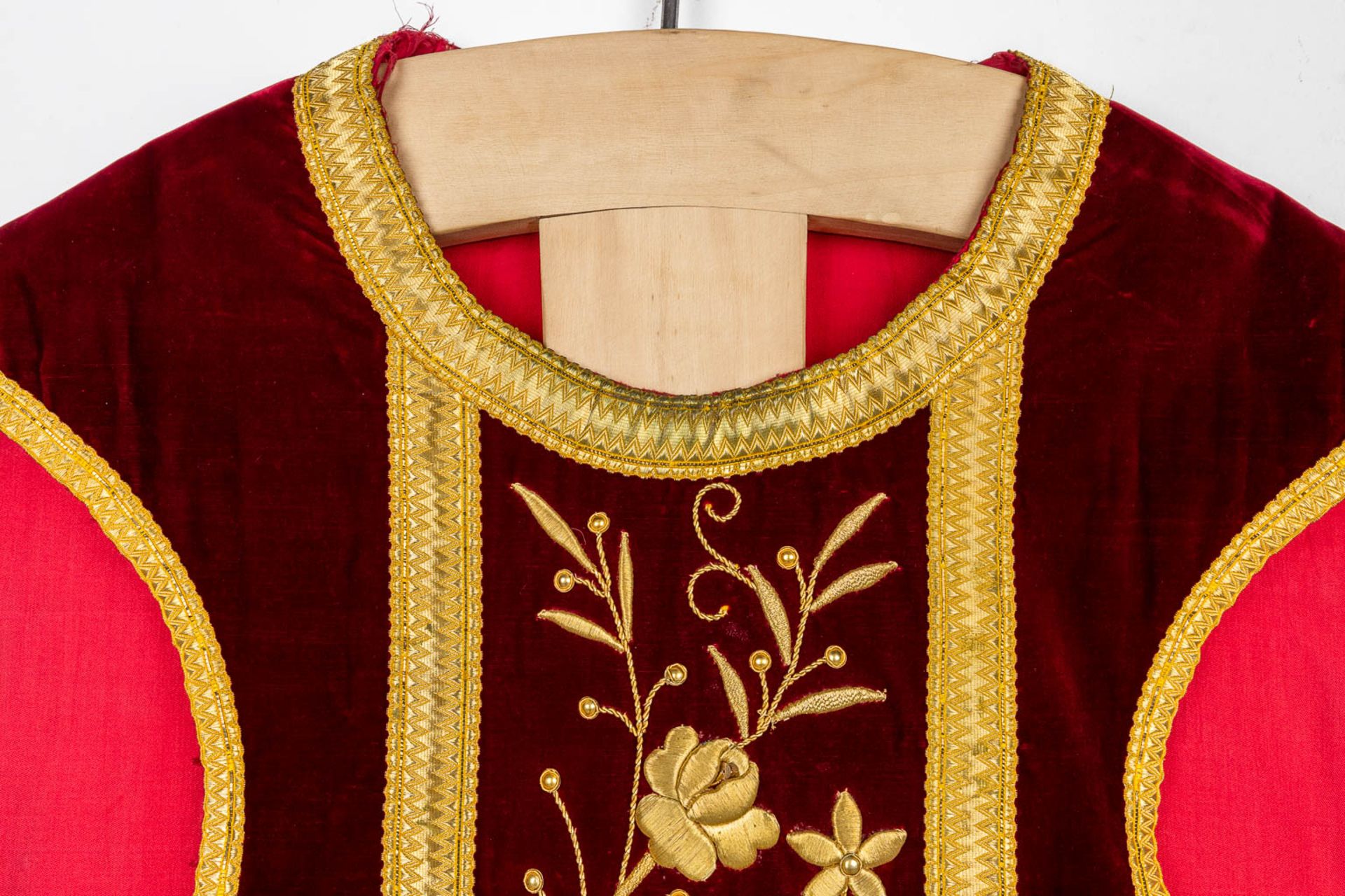 An antique Dalmatic and two Roman Chasubles, embroidered with thick gold thread. (H:108 cm) - Bild 17 aus 29