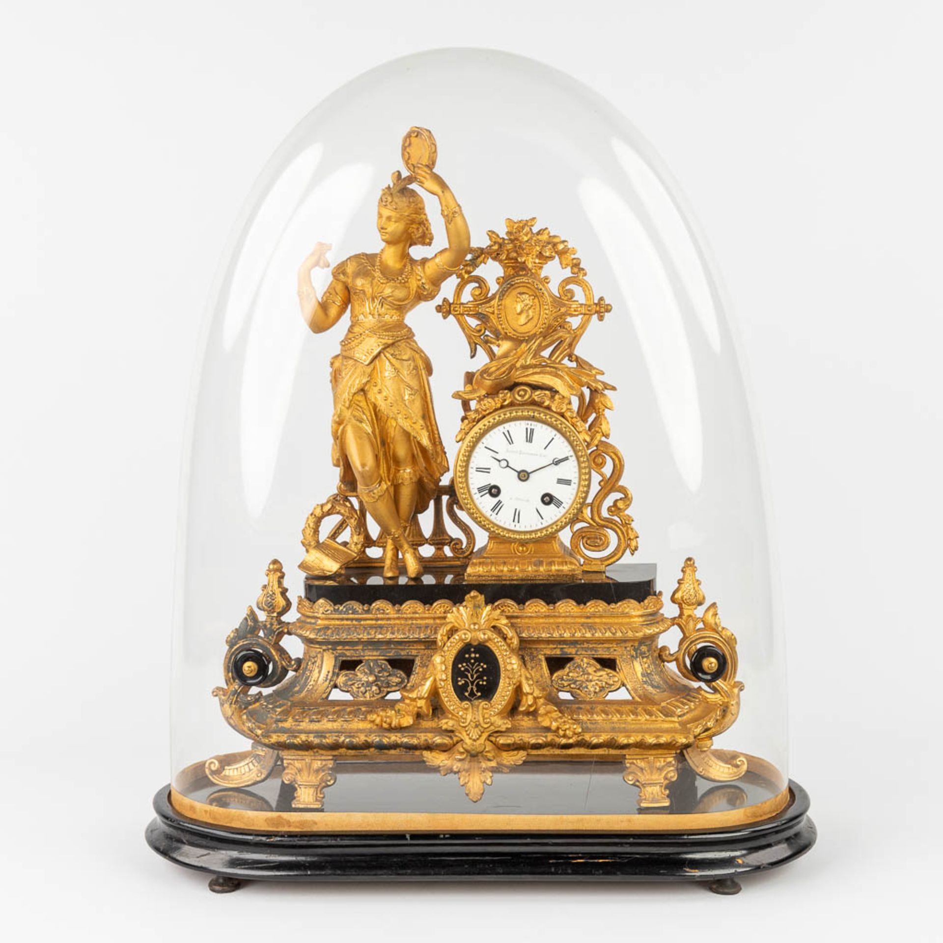 A mantle clock made of gilt spelter, standing under a glass dome. 19th C. (W:40 x H:47 cm) - Bild 3 aus 12