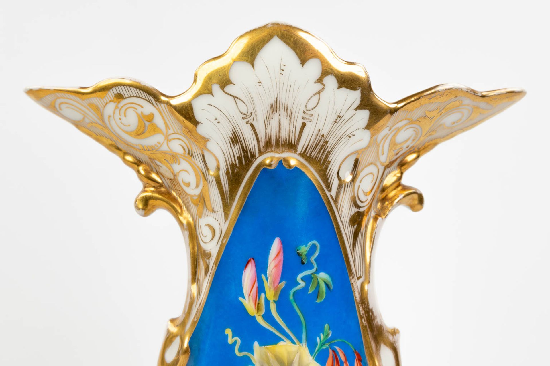 Vieux Bruxelles, A pair of vases with gold and blue decor and decorated with flowers (W:21 x H:32 cm - Bild 10 aus 13