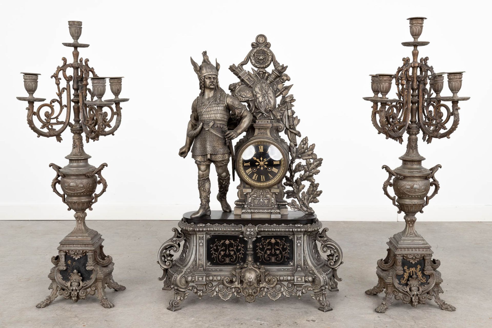 A three-piece mantle garniture clock with an 'Ambiorix' figurine, made of spelter. (L:19 x W:49 x H - Bild 4 aus 16