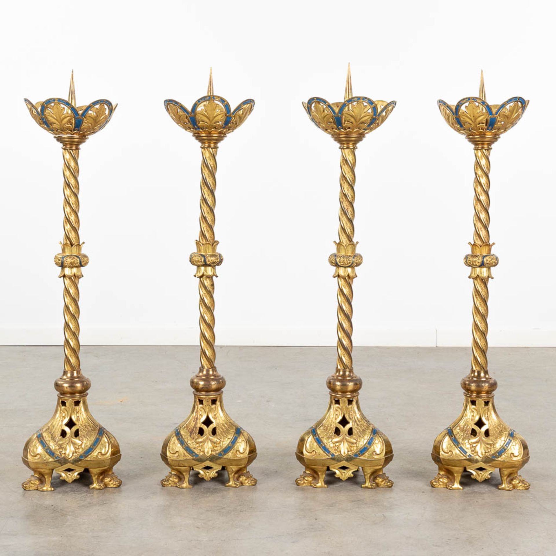 A set of 4 church candlesticks made of bronze in gothic revival style. 19th century. (H:90 x D:23 cm - Bild 4 aus 12