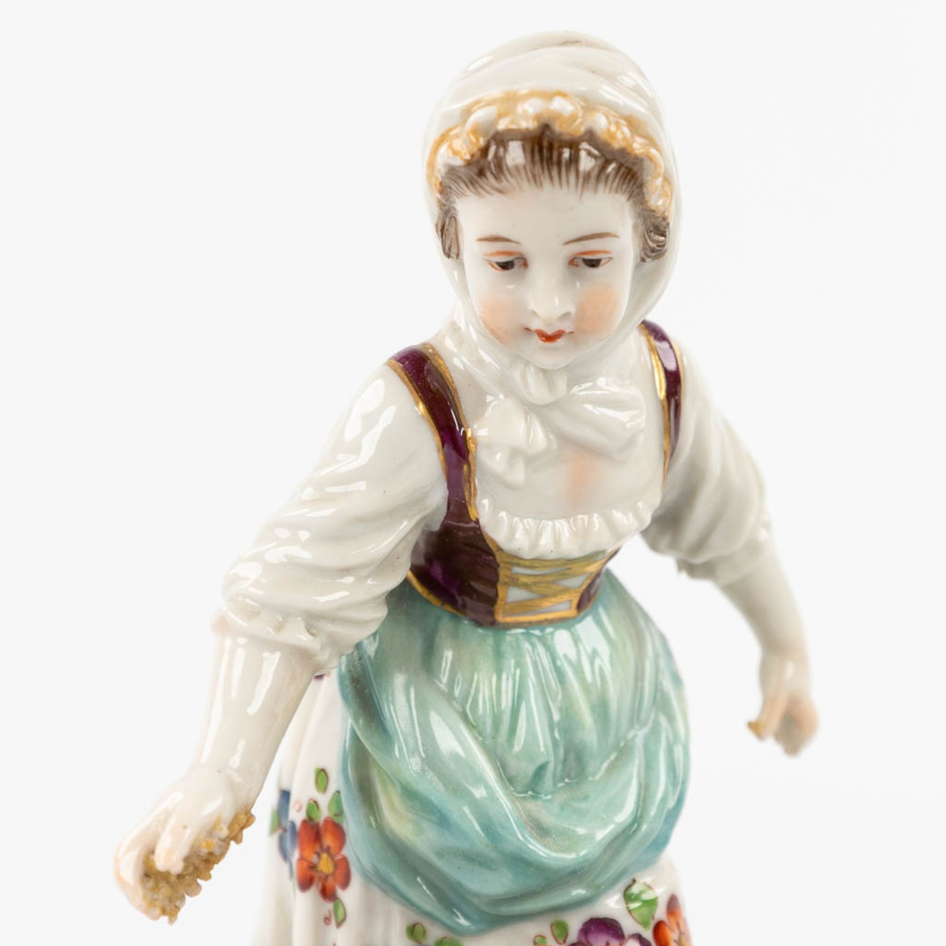 Volkstedt, a collection of 2 figurines made of porcelain in Germany. (H:13 cm) - Image 4 of 14