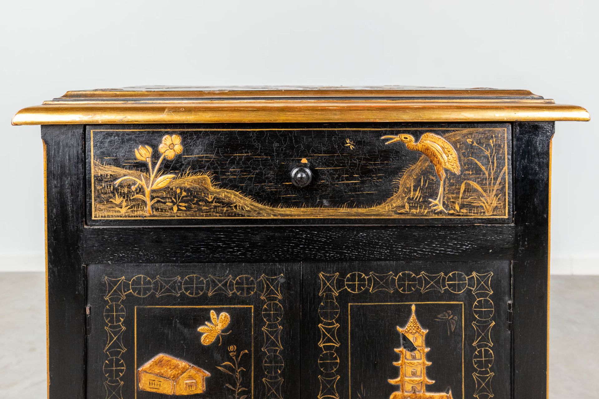 A small side cabinet with Oriental decors. (L:46 x W:52 x H:76 cm) - Bild 10 aus 15