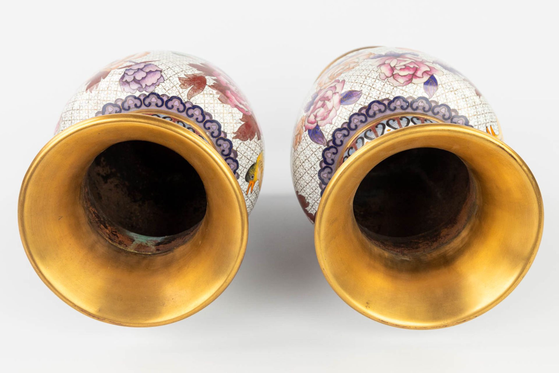 A pair of cloisonnŽ vases with flower and bird decor, in the original box. (H:31 x D:19 cm) (H:31 - Bild 2 aus 19