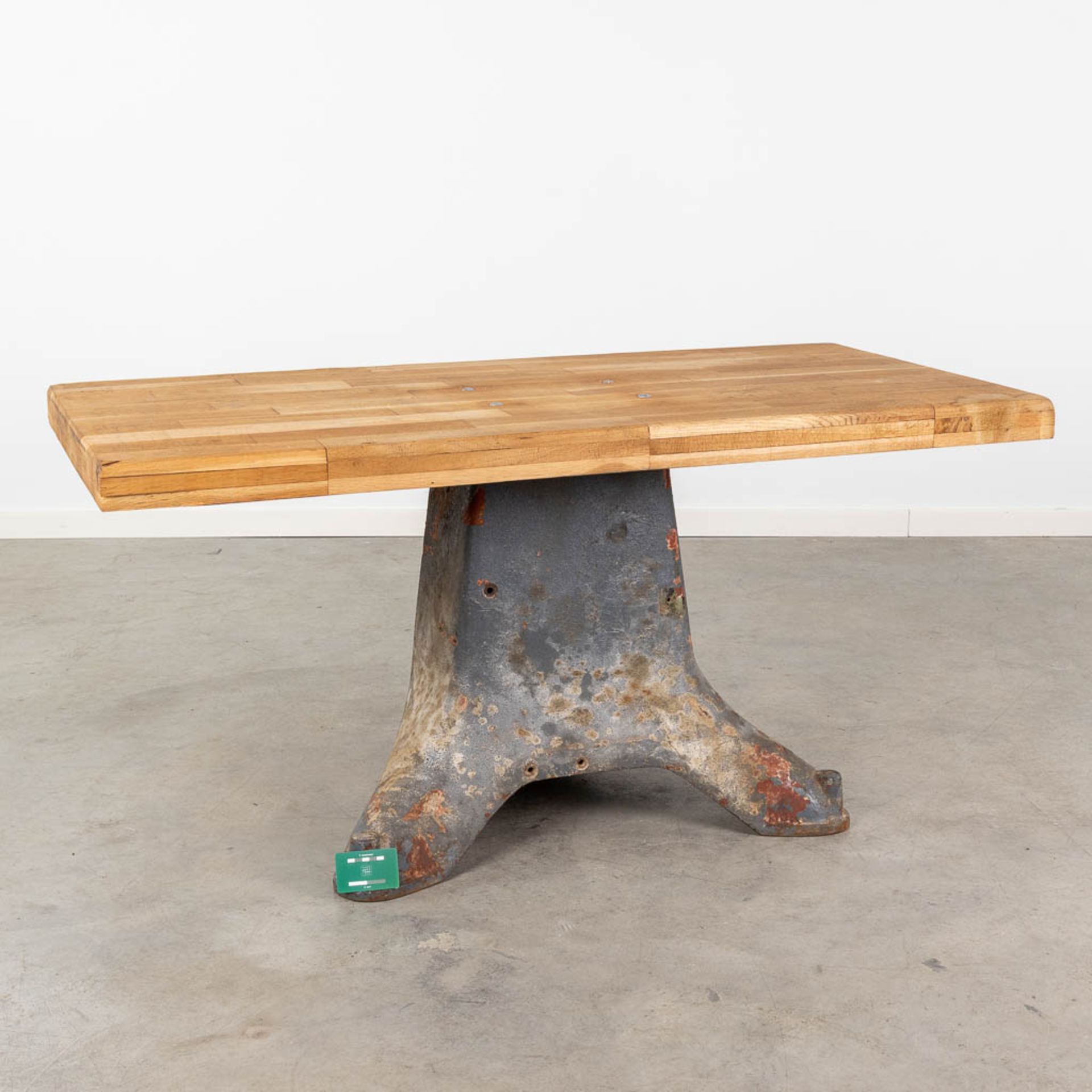 An industrial coffee table, standing on a metal base. (L:67 x W:138 x H:65 cm) - Bild 2 aus 9