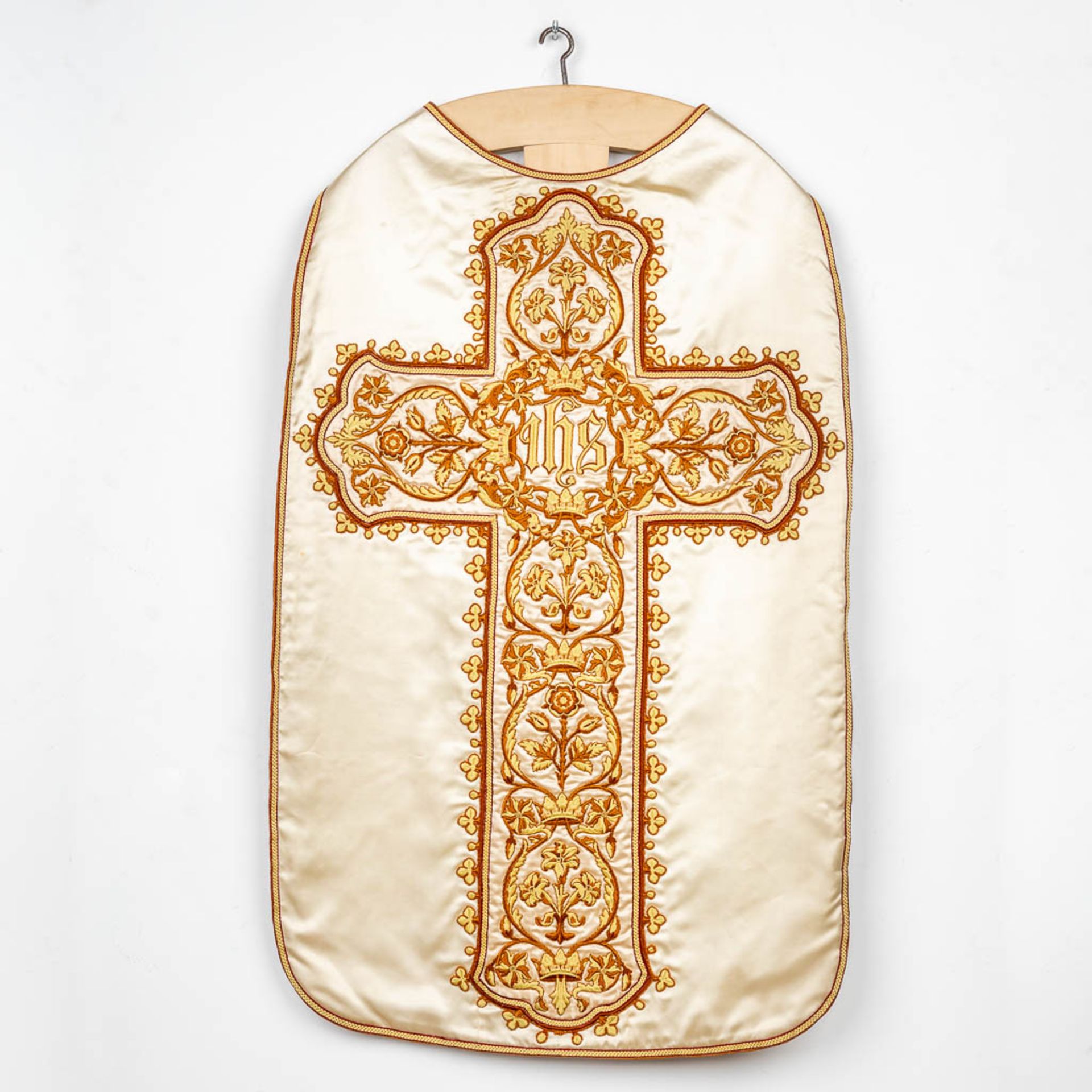 A collection of two Roman Chasubles, decored with embroidered floral decors (H:114 cm) - Bild 12 aus 18