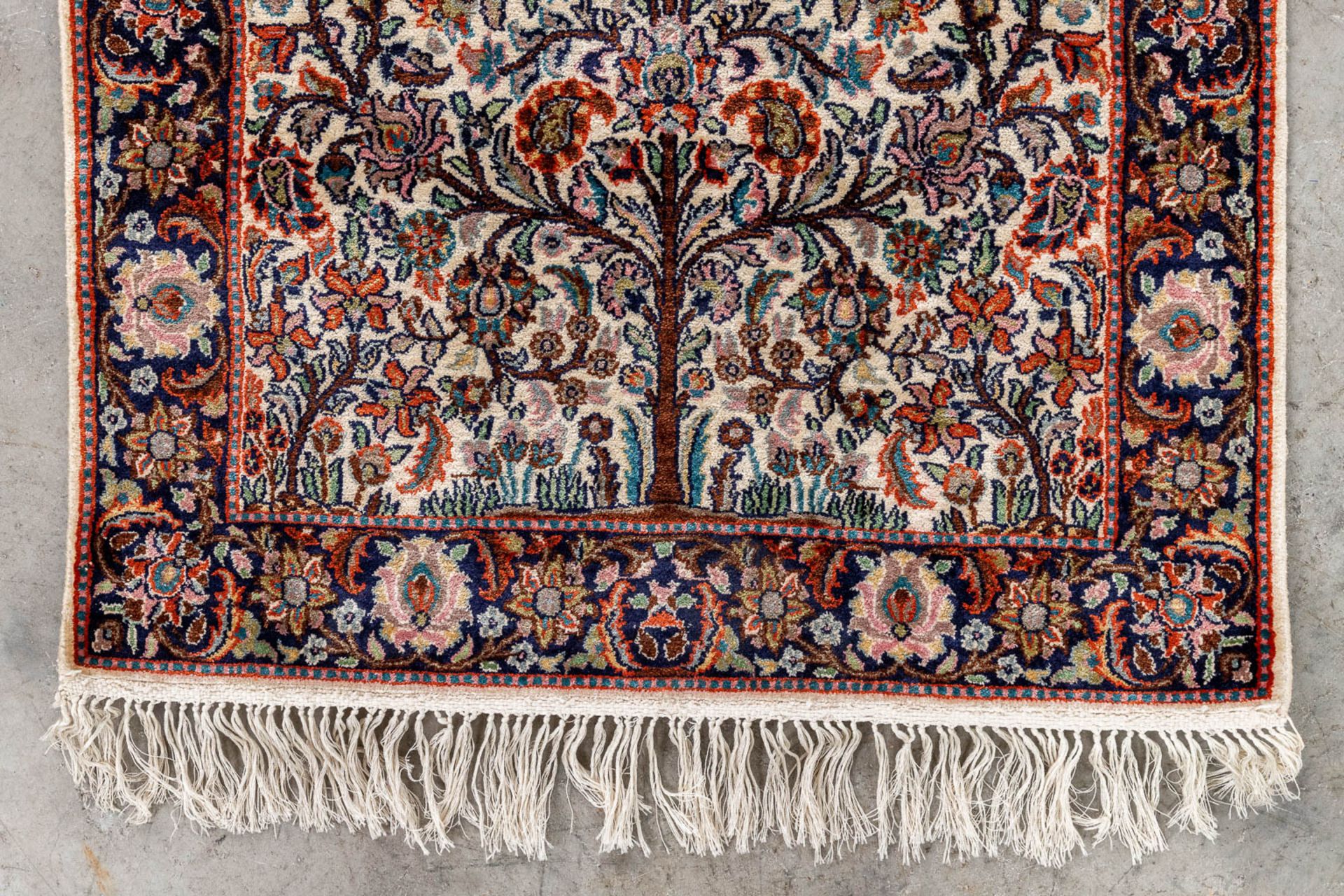 An oriental hand-made carpet made of silk, 'Tree Of Life', Kashmir. (L:60 x W:90 cm) - Image 3 of 6