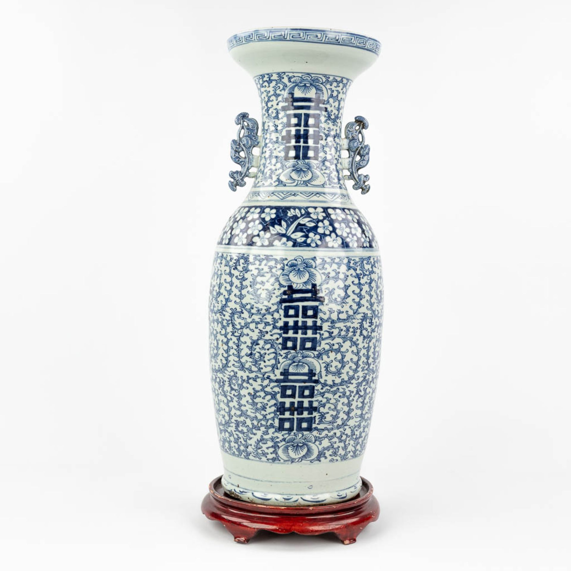 A Chinese vase with blue-white decor and a double Xi sign of happiness. 19th/20th C. (H:61 x D:23 c - Bild 6 aus 12