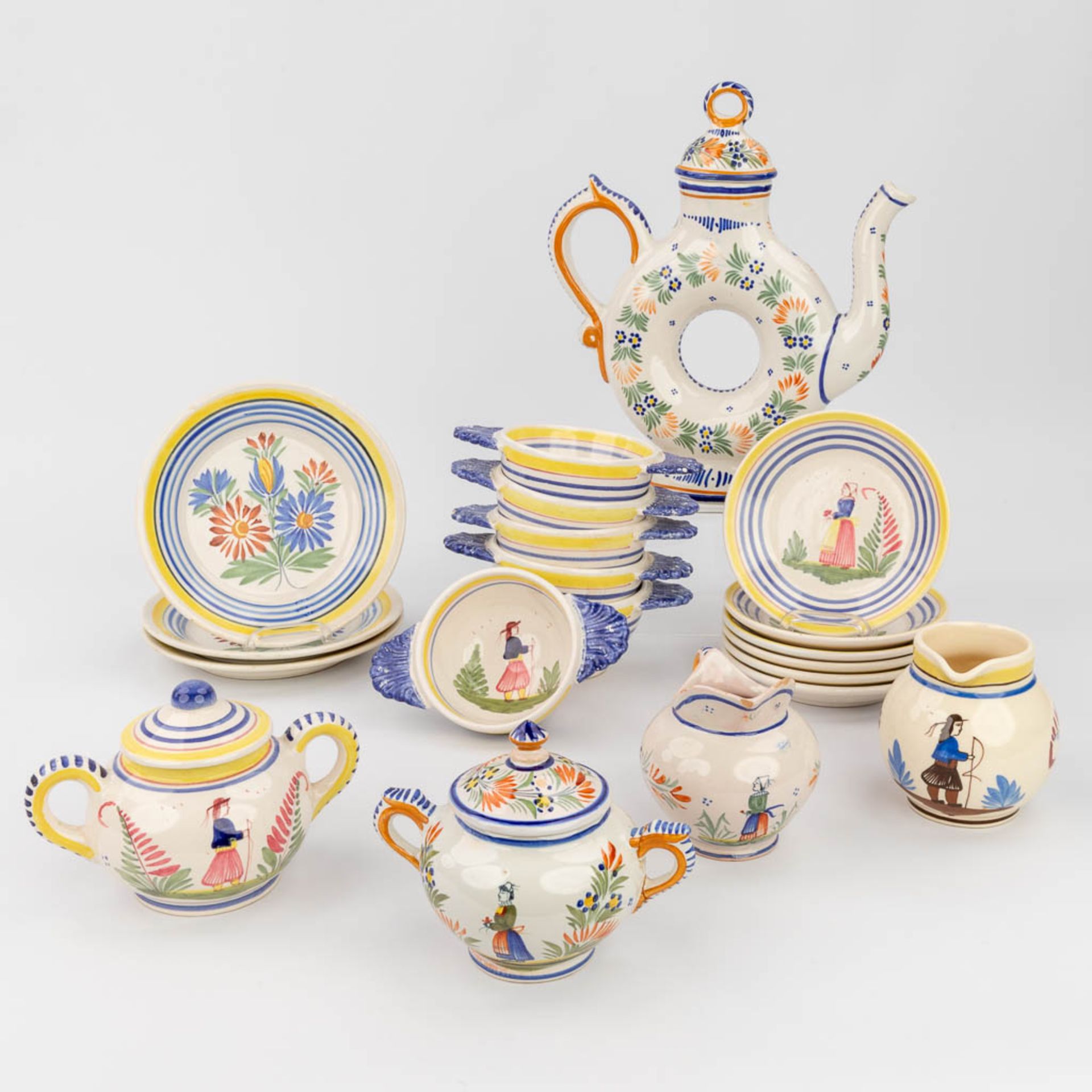 Quimper, coffee and tea service. (W:24 x H:28 cm)