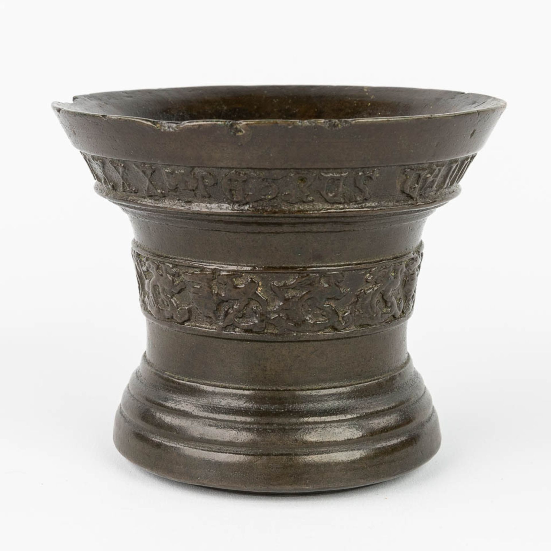 An antique mortar, made of bronze and marked 'Petrus Vanden Gheyn Me ficit 1580'. 16th C. (H:10,5 x - Image 5 of 15