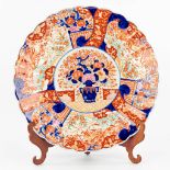 A large Japanese plate made of Imari porcelain. 19th/20th C. (H:7 x D:48 cm)