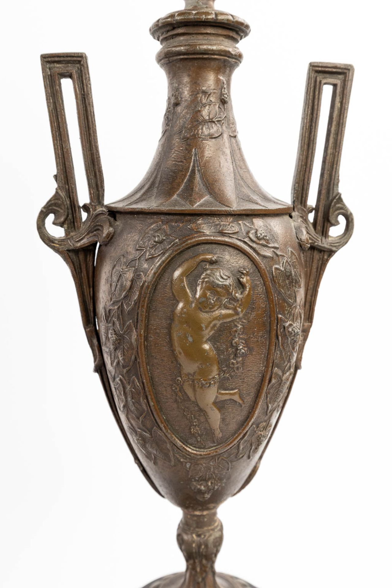 A three-piece garniture clock and candelabra, made of spelter and decorated with female figurines. ( - Bild 7 aus 16