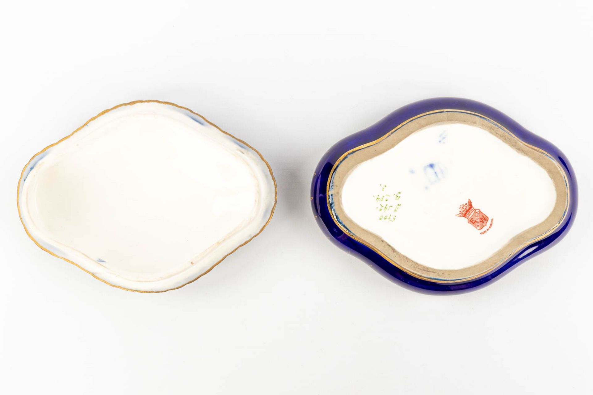 Sitzendorf & 'Royal Vienna' a set of 2 porcelain items. (L:12 x W:20 x H:23 cm) - Image 6 of 22