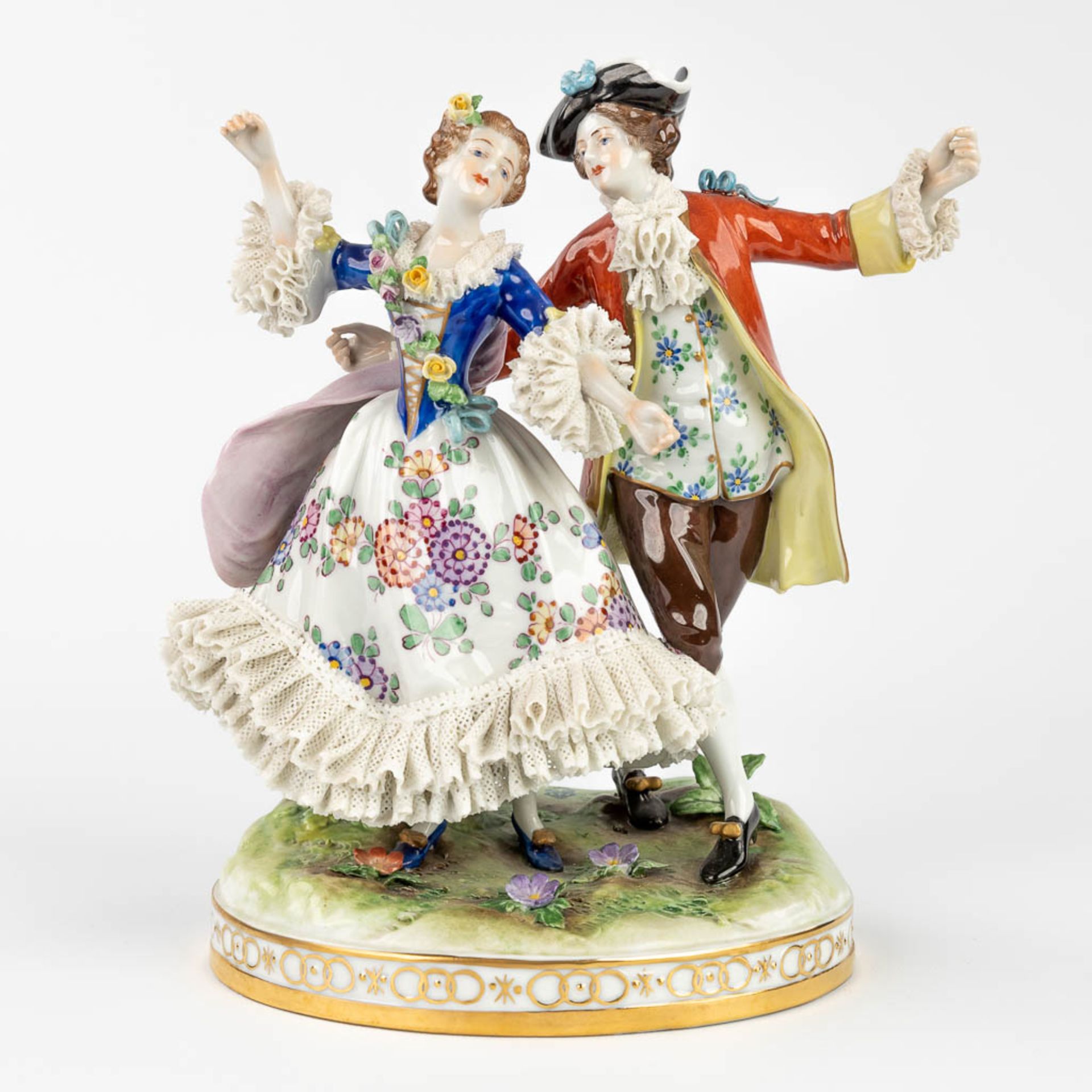 Volkstedt, A figurine of a dancing couple with porcelain lace. Circa 1970. (H:23,5 cm)