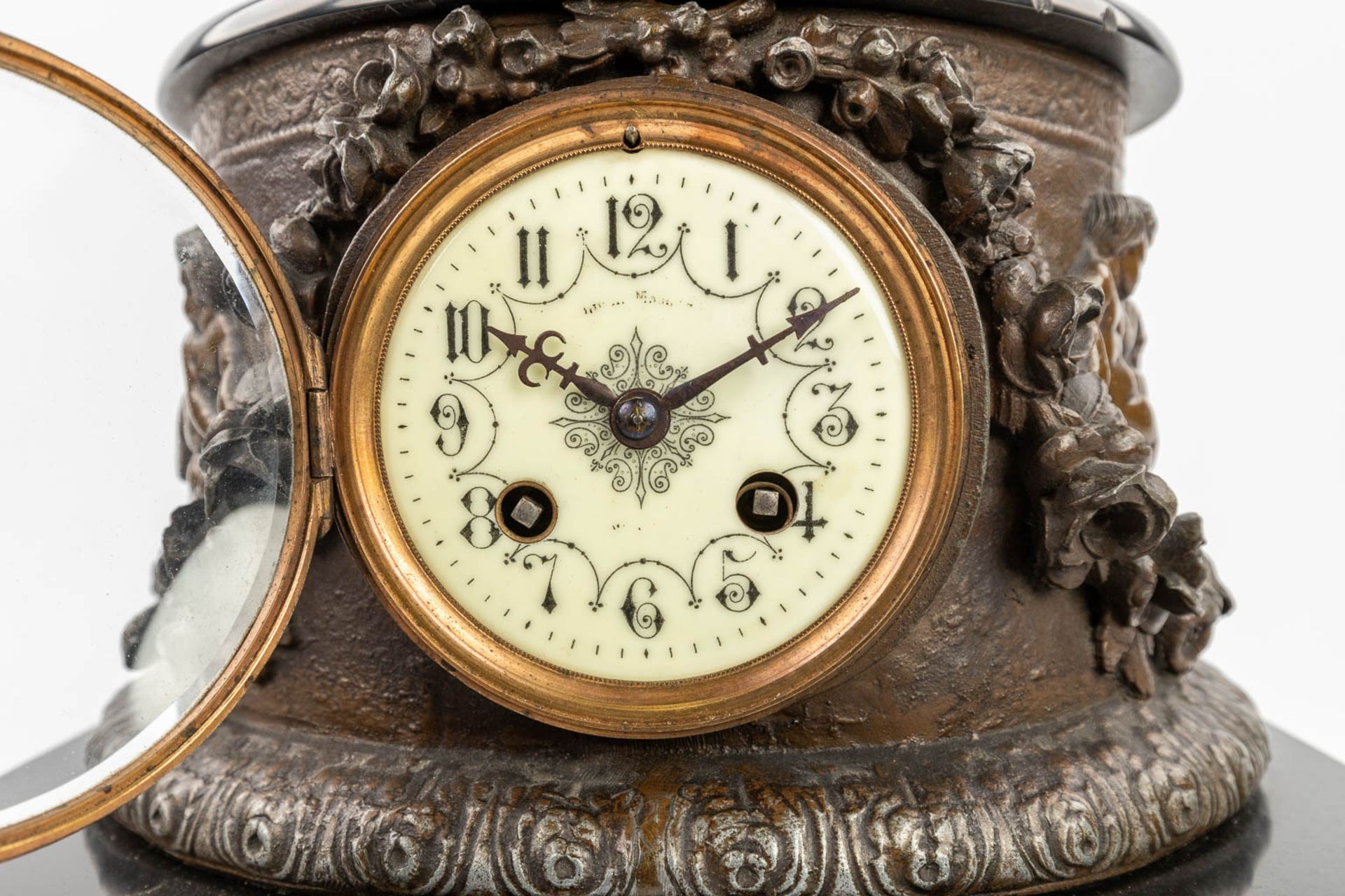 A three-piece garniture clock and candelabra, made of spelter and decorated with female figurines. ( - Bild 11 aus 16