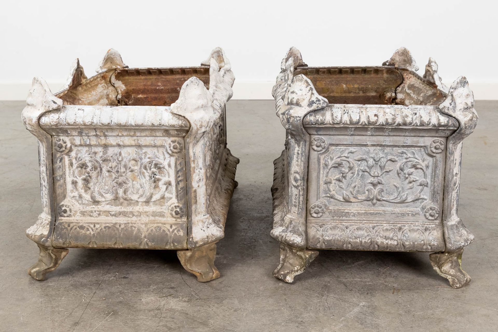 A pair of rectangular flower vases, made of cast-iron. (L:31 x W:52 x H:30 cm) - Bild 6 aus 10