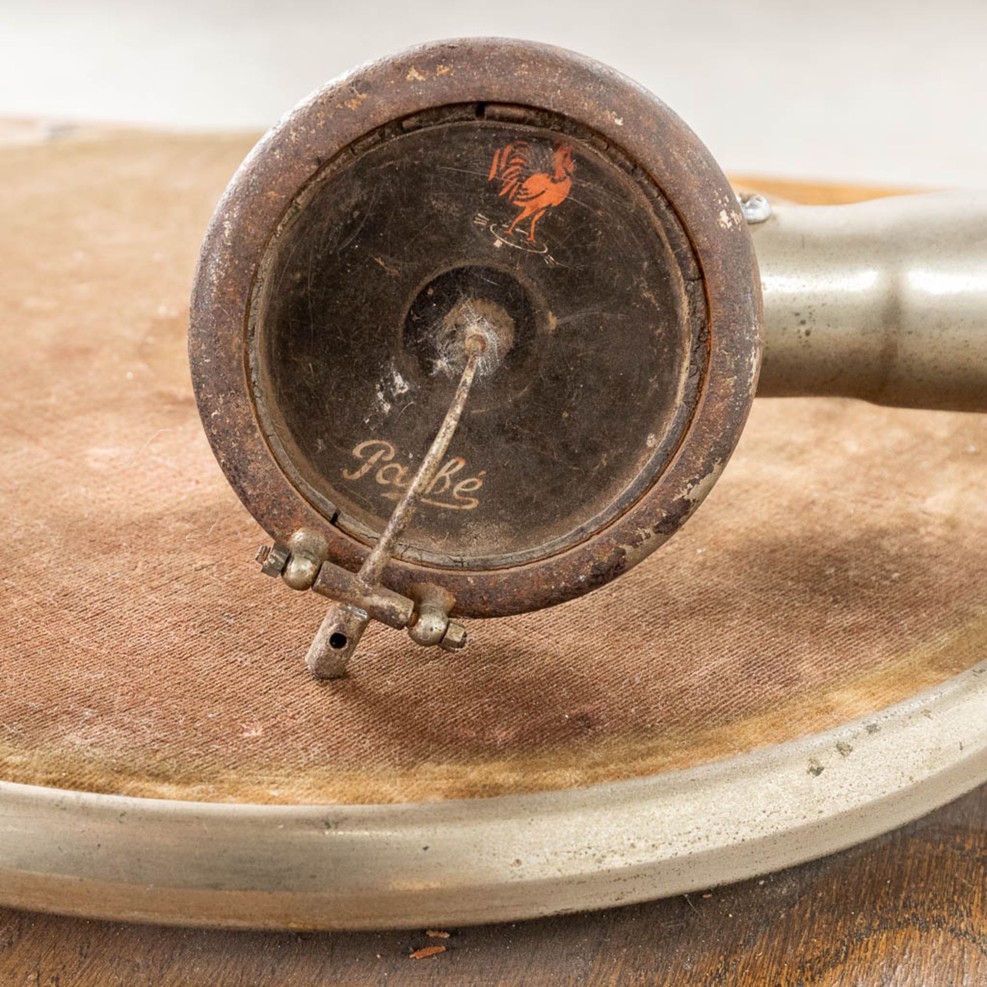 PathŽ, an antique gramophone with a copper horn. (L:45 x W:45 x H:90 cm) - Bild 12 aus 16