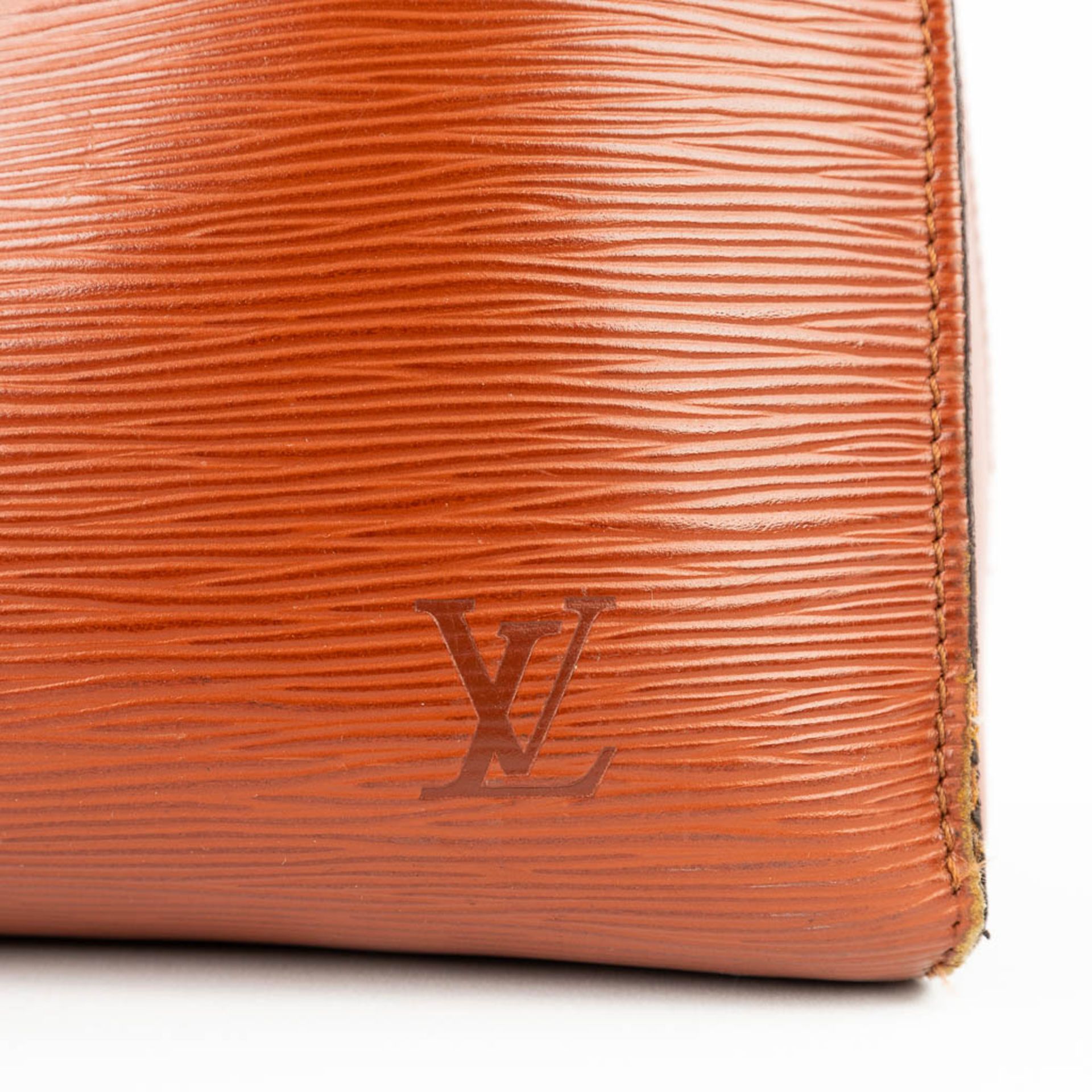 Louis Vuitton, a briefcase made of leather. (W:42 x H:32 cm) - Bild 10 aus 20