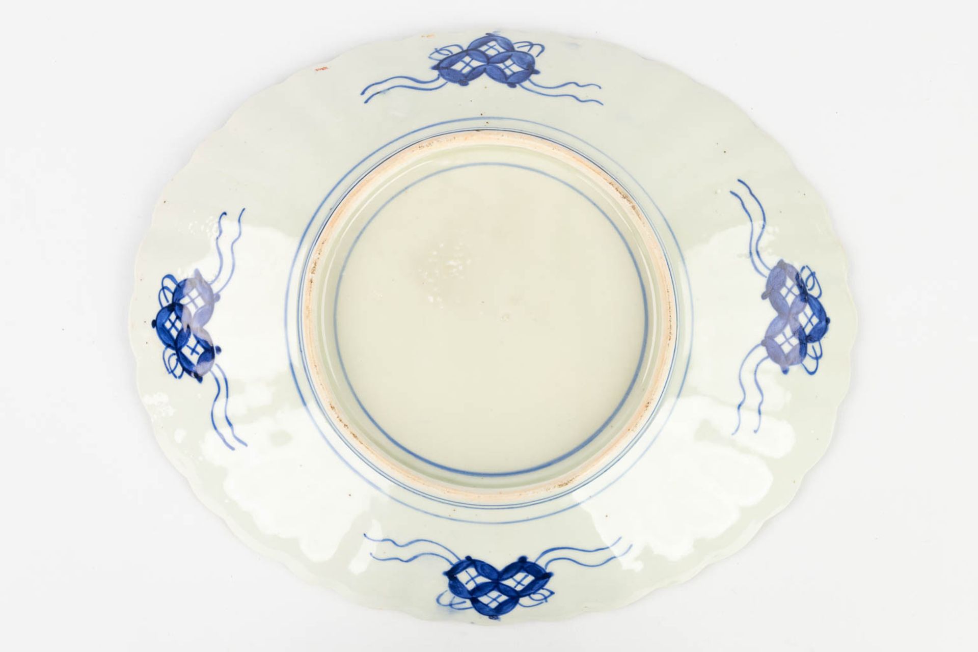 A collection of 9 plates of Chinese and Japanese origin with Imari decor. (D:45 cm) - Bild 15 aus 23