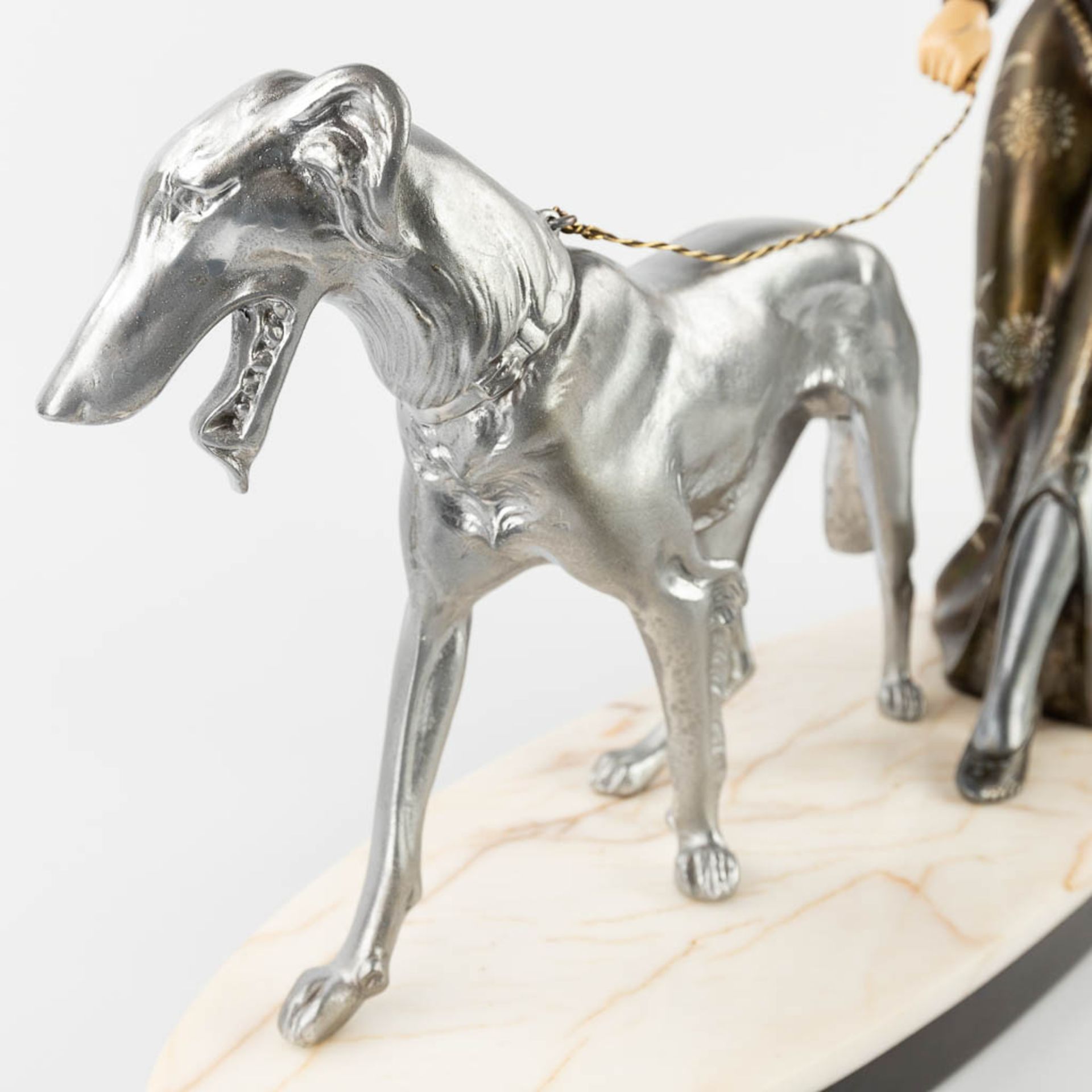 Scali, 'Lady with a greyhound' a statue made in art deco style. Silver-plated spelter and marble. ( - Bild 10 aus 12