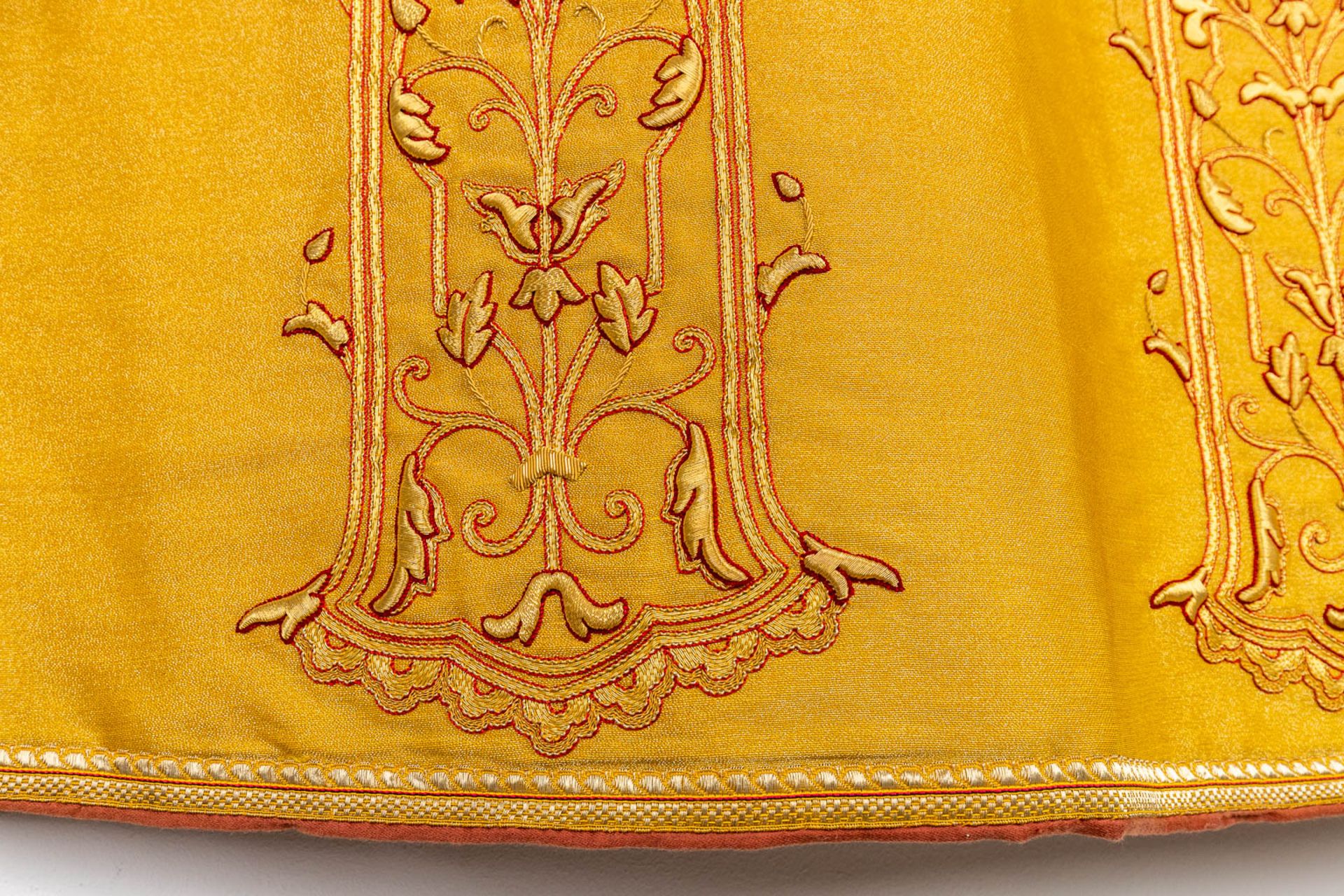 An identical pair of Dalmatics with embroidered thick gold thread and decorated with floral motives. - Bild 14 aus 15