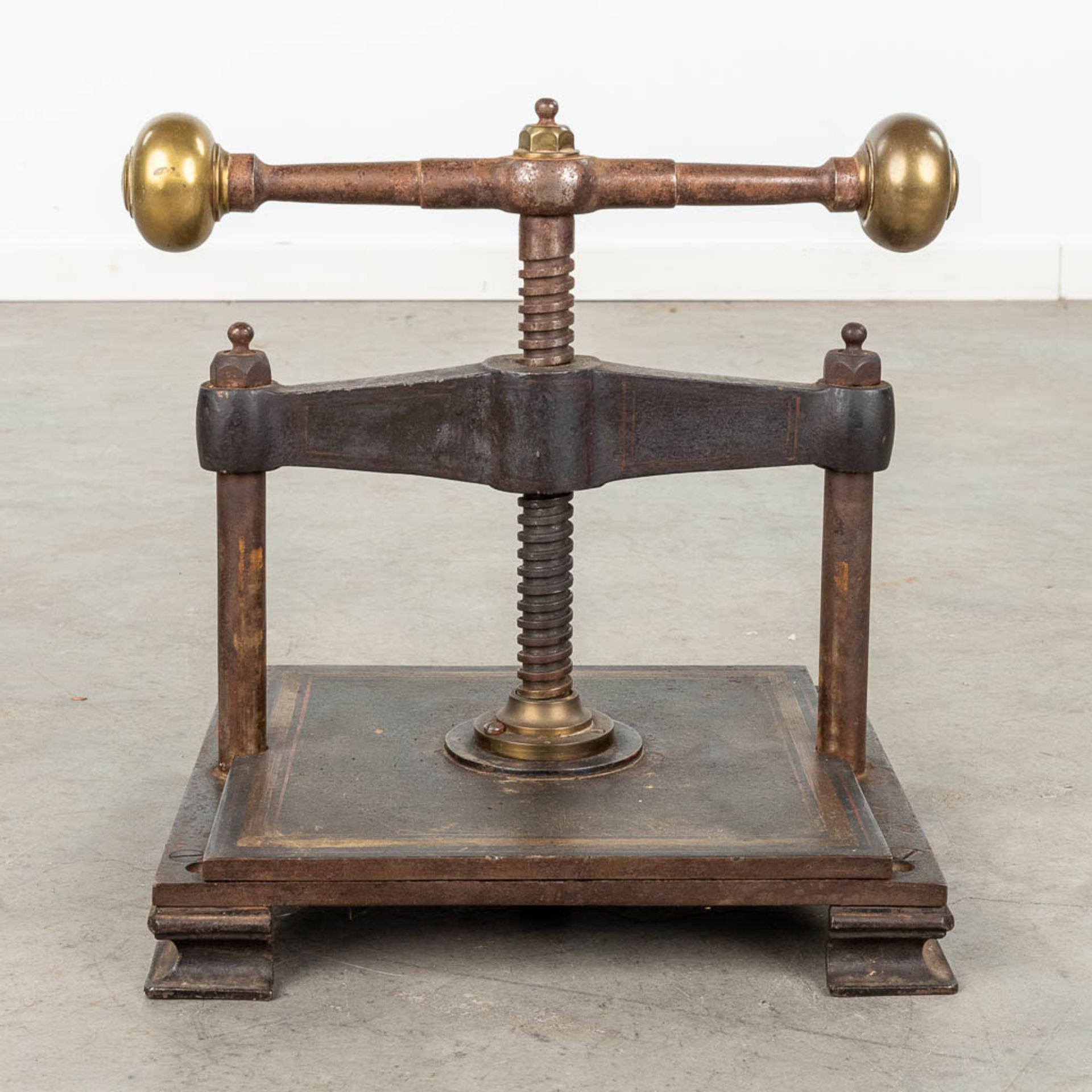 An antique book press, made of metal. (L:30 x W:38 x H:36 cm) - Image 5 of 11