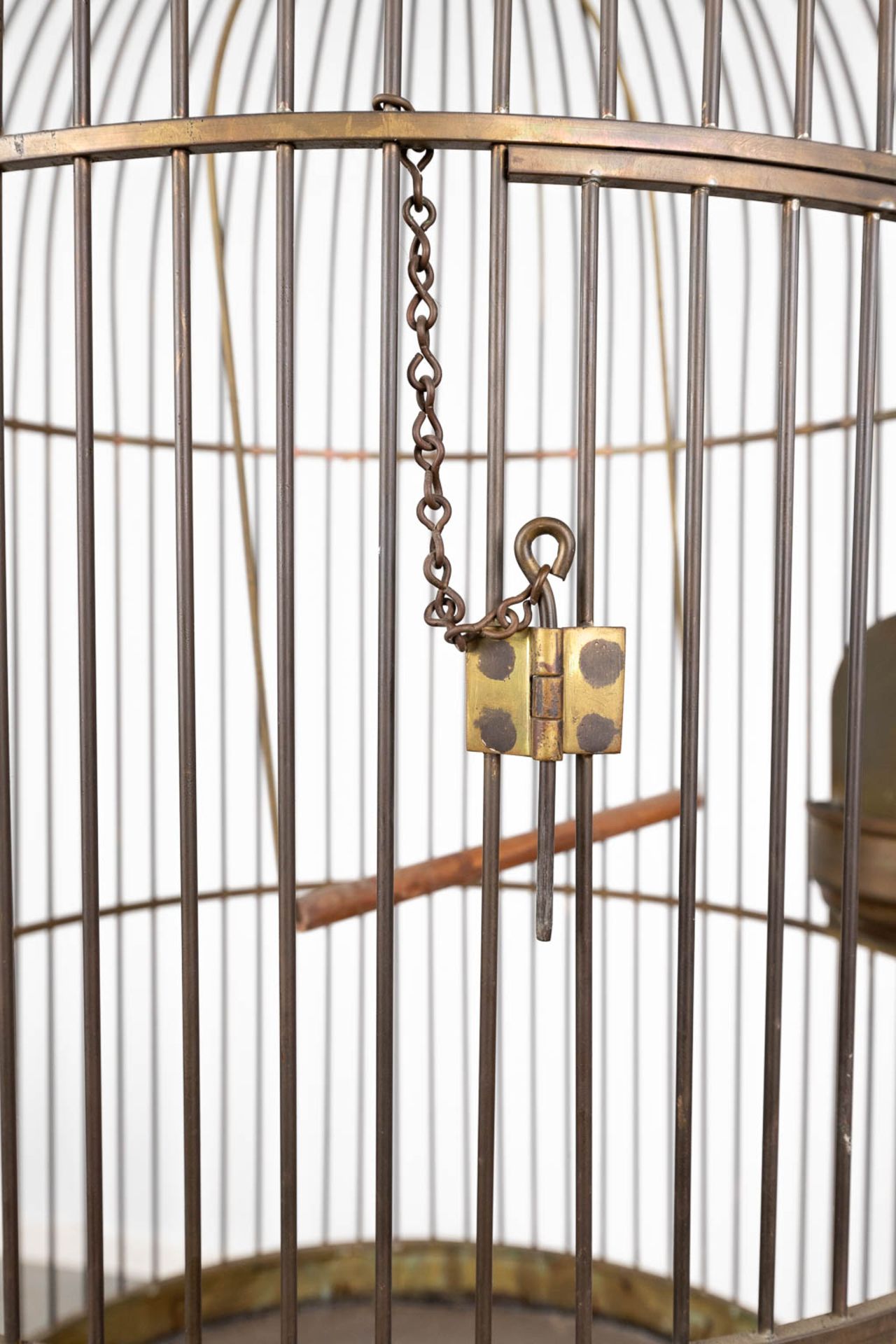 An antique birdcage on a copper stand. Circa 1920. (H:180 x D:58 cm) - Bild 4 aus 13