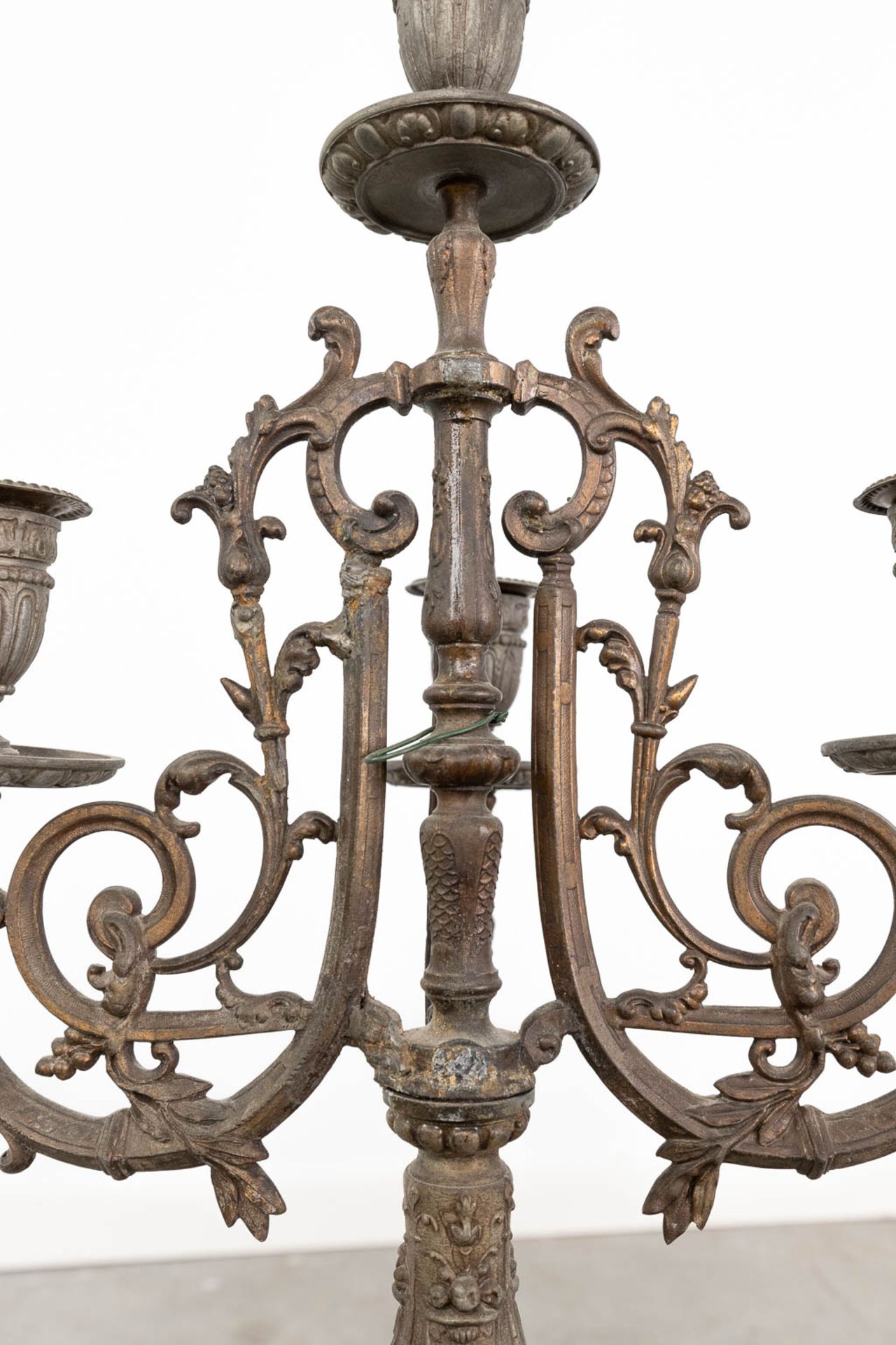 A three-piece mantle garniture clock with an 'Ambiorix' figurine, made of spelter. (L:19 x W:49 x H - Bild 12 aus 16