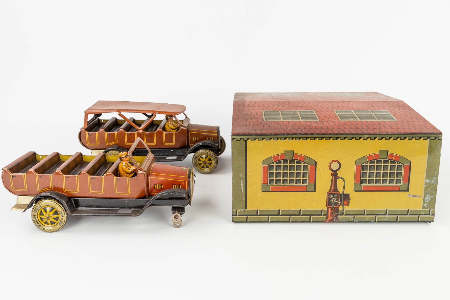 Tootsietoys, and others, A collection of vintage cars and a garage, made of metal. (L:25,5 x W:28 x - Image 5 of 18