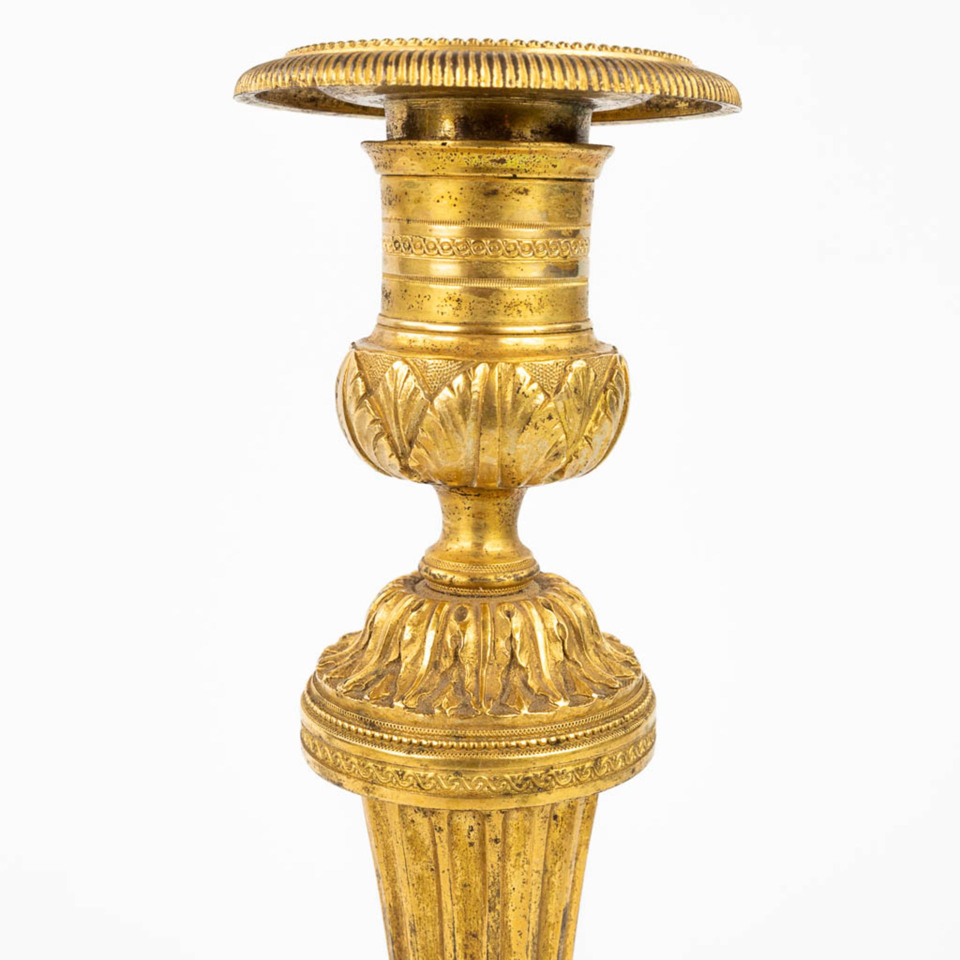 A pair of candlesticks made of gilt bronze in Louis XVI style. 19th C. (H:26 cm) - Bild 8 aus 9