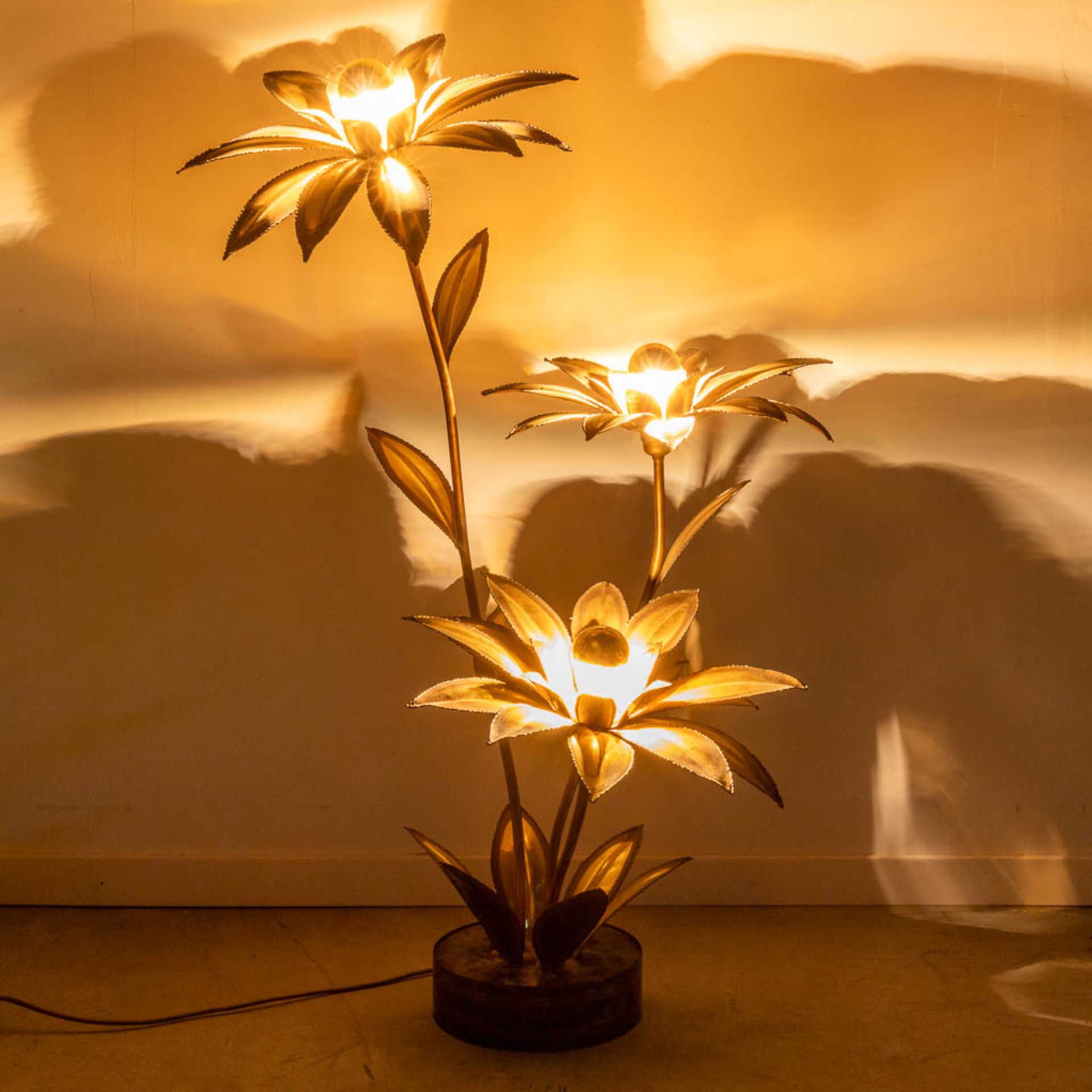 Maison Janssen, a table lamp made of metal flowers. (L:57 x W:68 x H:112 cm) - Image 2 of 15