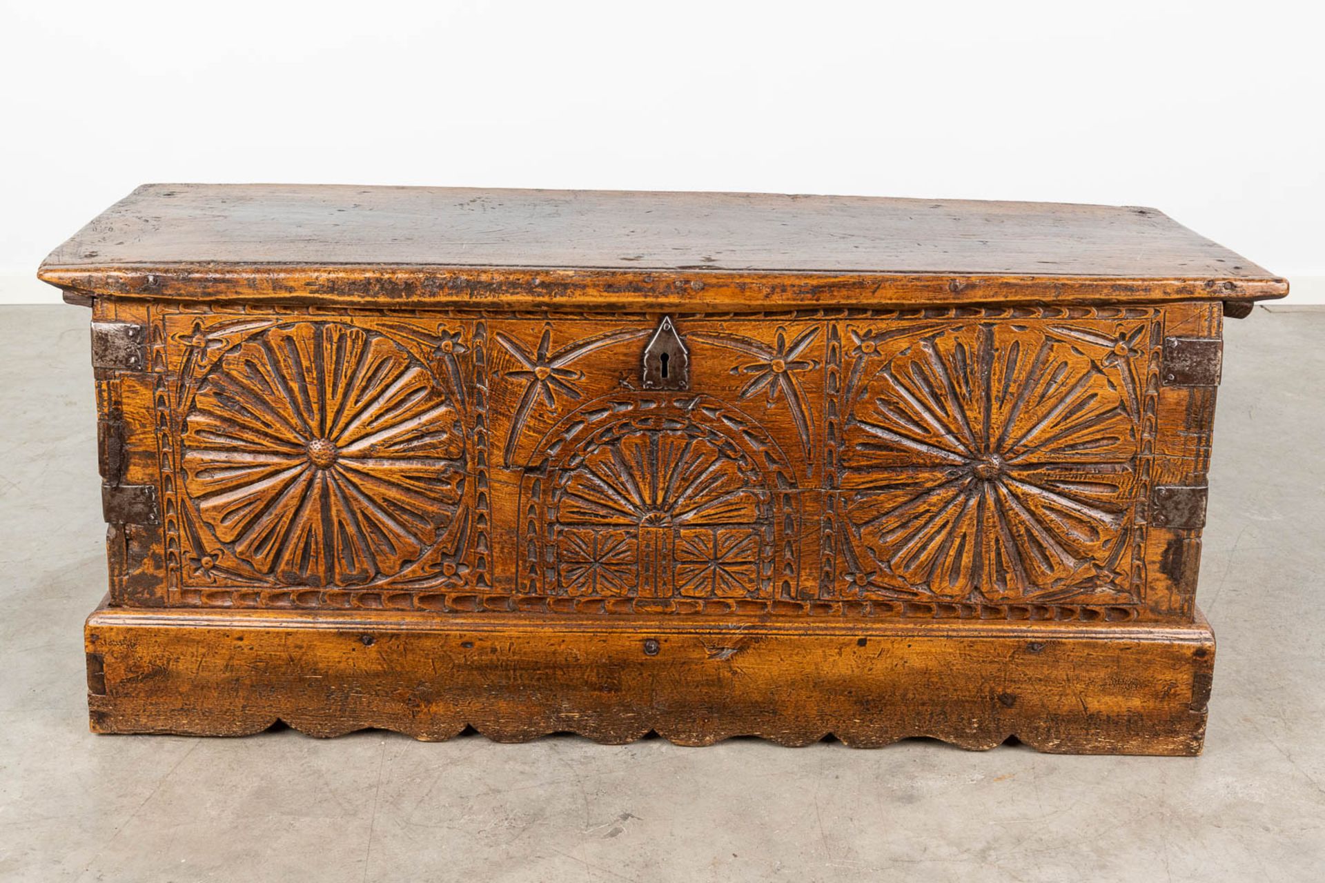 An antique chest, made of sculptured wood panels. (L:48 x W:136 x H:55 cm) - Bild 4 aus 18